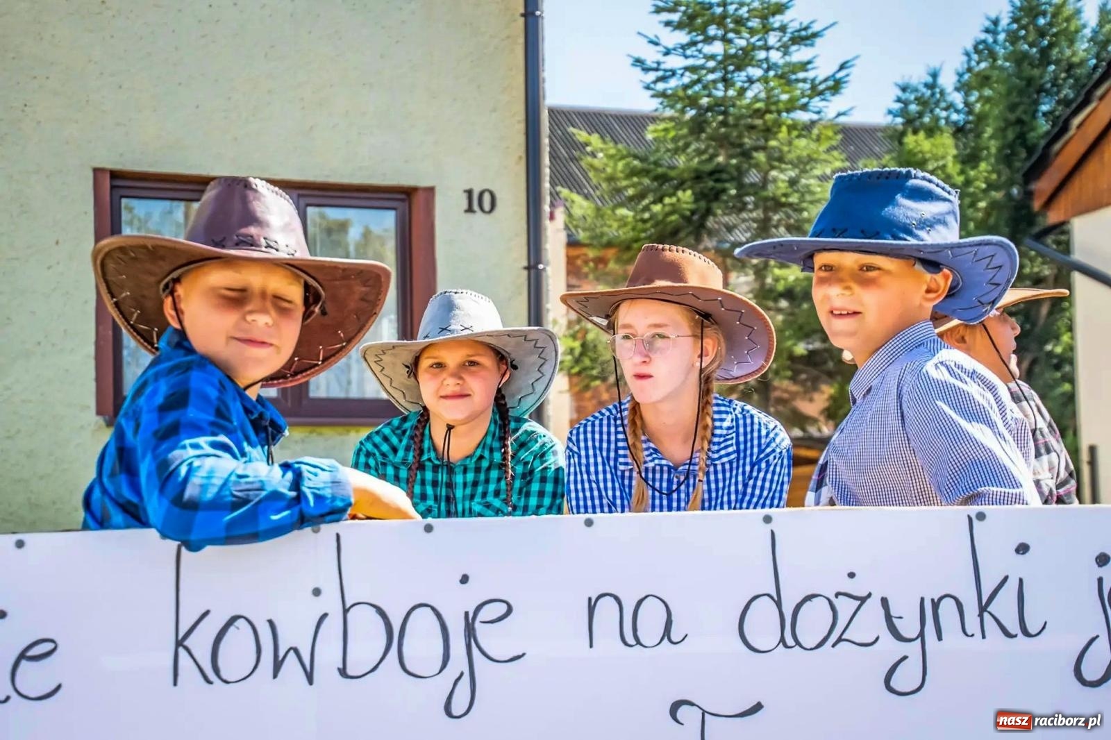 Zdjęcie w galerii na portalu naszraciborz.pl: Roszków. Kowboje, pszczółki i śnieżynki zajechali na dożynki wiadomości z regionu