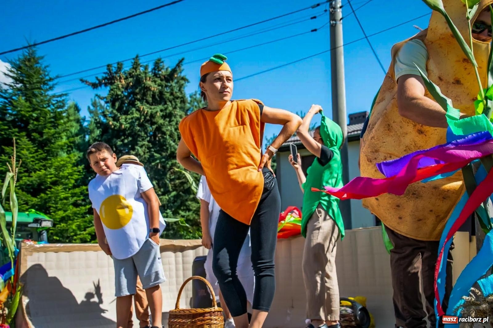 Zdjęcie w galerii na portalu naszraciborz.pl: Roszków. Kowboje, pszczółki i śnieżynki zajechali na dożynki wiadomości z regionu