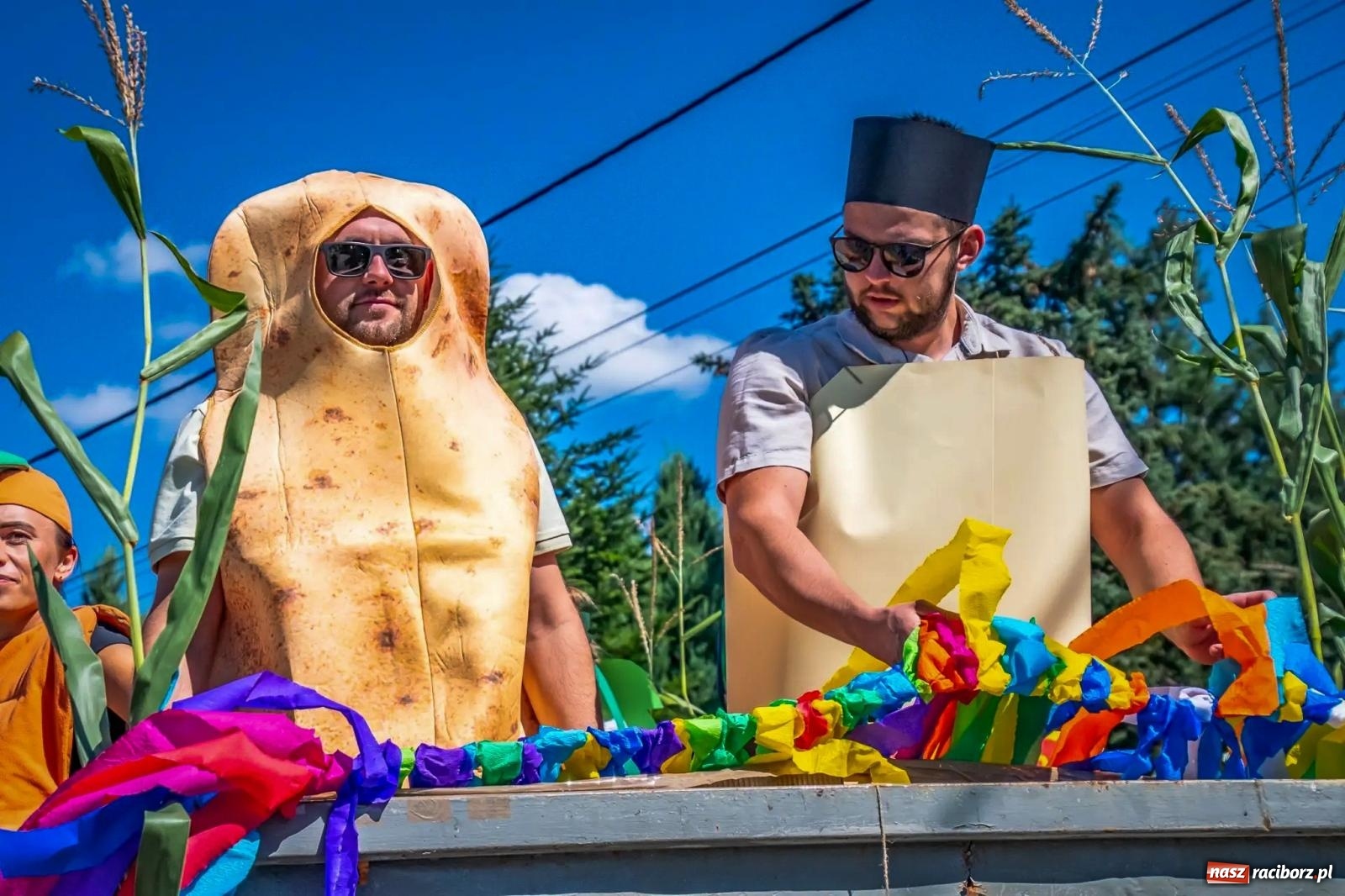 Zdjęcie w galerii na portalu naszraciborz.pl: Roszków. Kowboje, pszczółki i śnieżynki zajechali na dożynki wiadomości z regionu