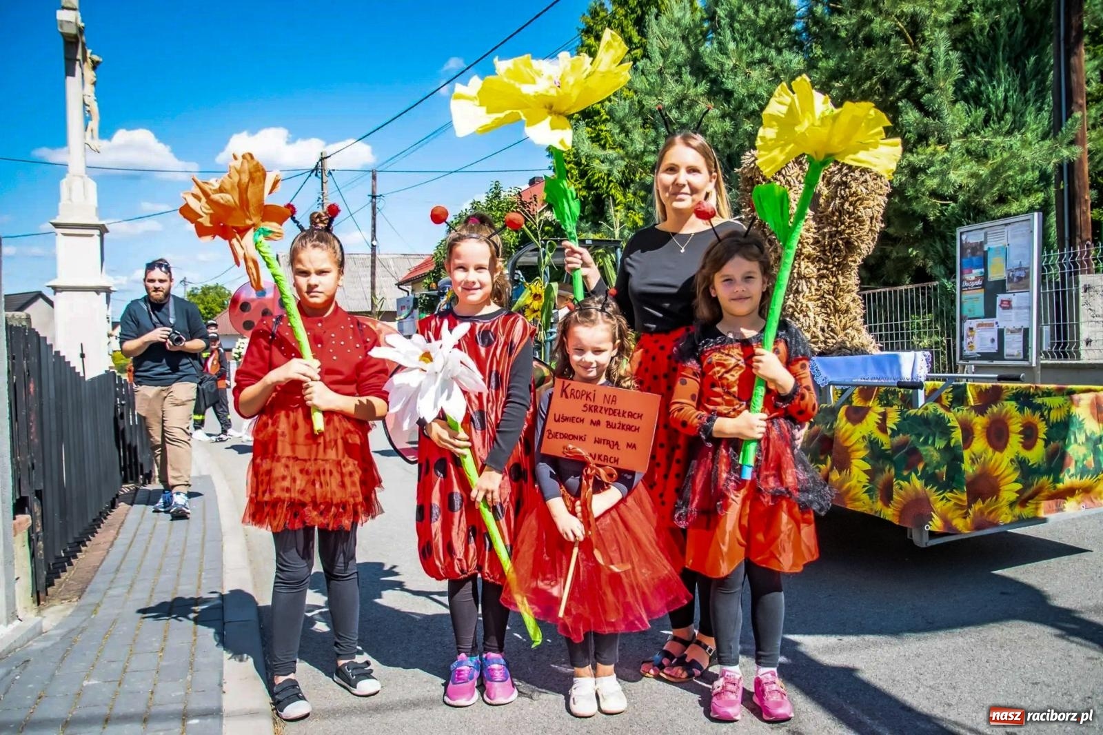 Zdjęcie w galerii na portalu naszraciborz.pl: Roszków. Kowboje, pszczółki i śnieżynki zajechali na dożynki wiadomości z regionu