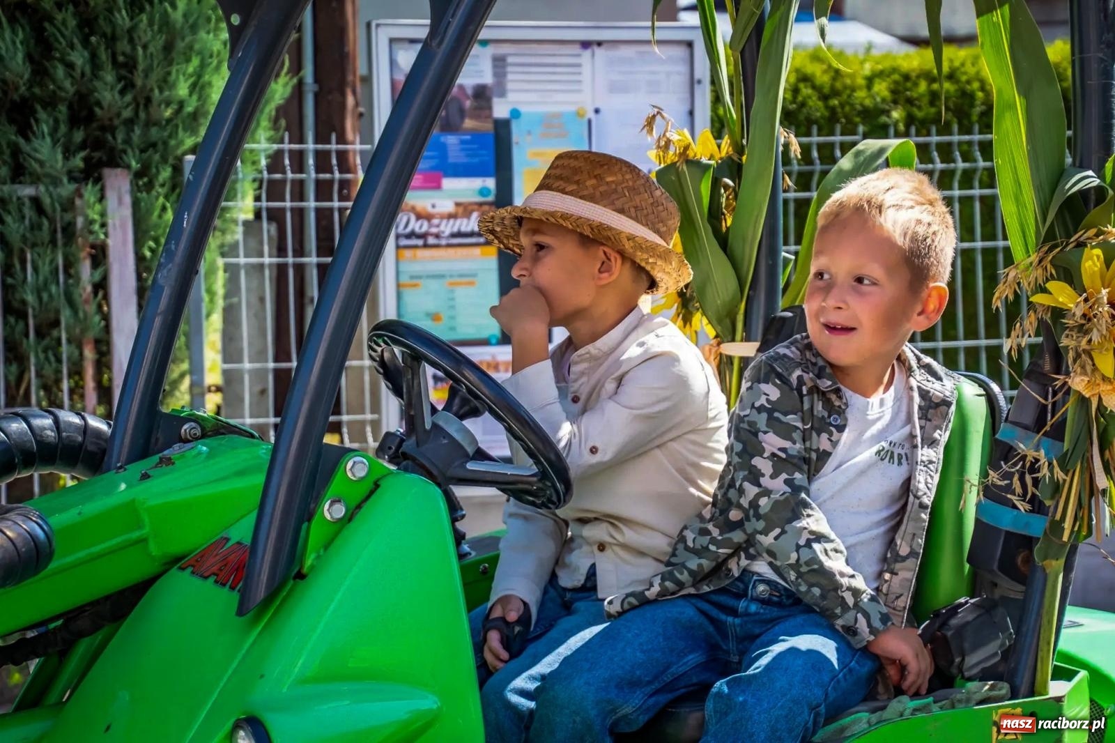 Zdjęcie w galerii na portalu naszraciborz.pl: Roszków. Kowboje, pszczółki i śnieżynki zajechali na dożynki wiadomości z regionu