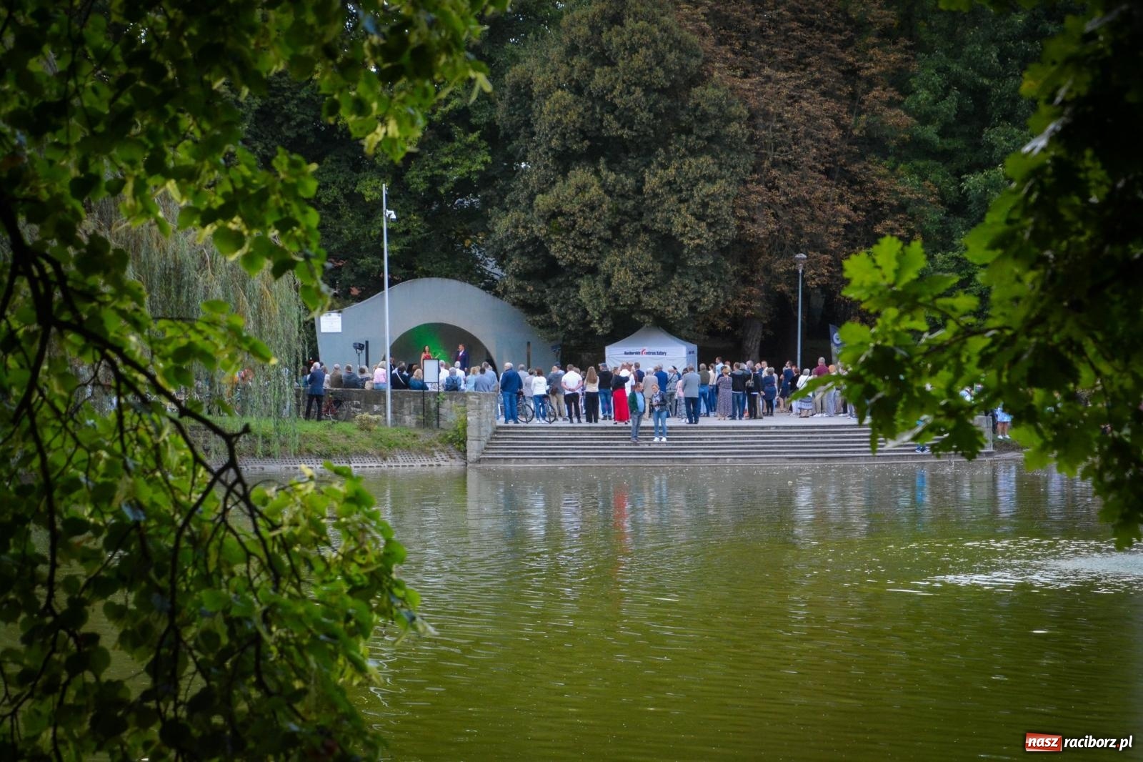 Zdjęcie w galerii na portalu naszraciborz.pl: Muzyczna podróż w krainę uśmiechu w parku im. Miasta Roth wiadomości z regionu