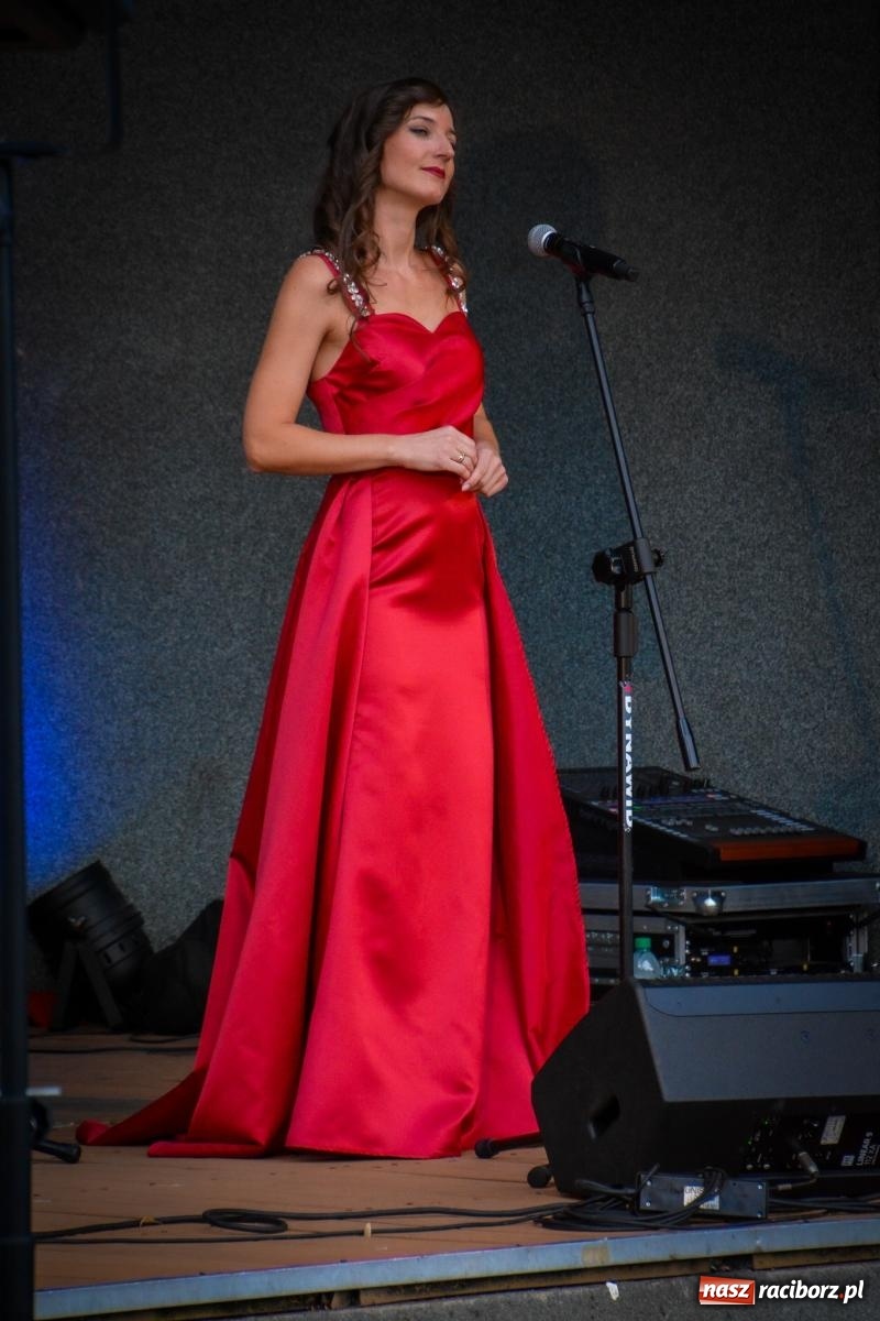 Zdjęcie w galerii na portalu naszraciborz.pl: Muzyczna podróż w krainę uśmiechu w parku im. Miasta Roth wiadomości z regionu