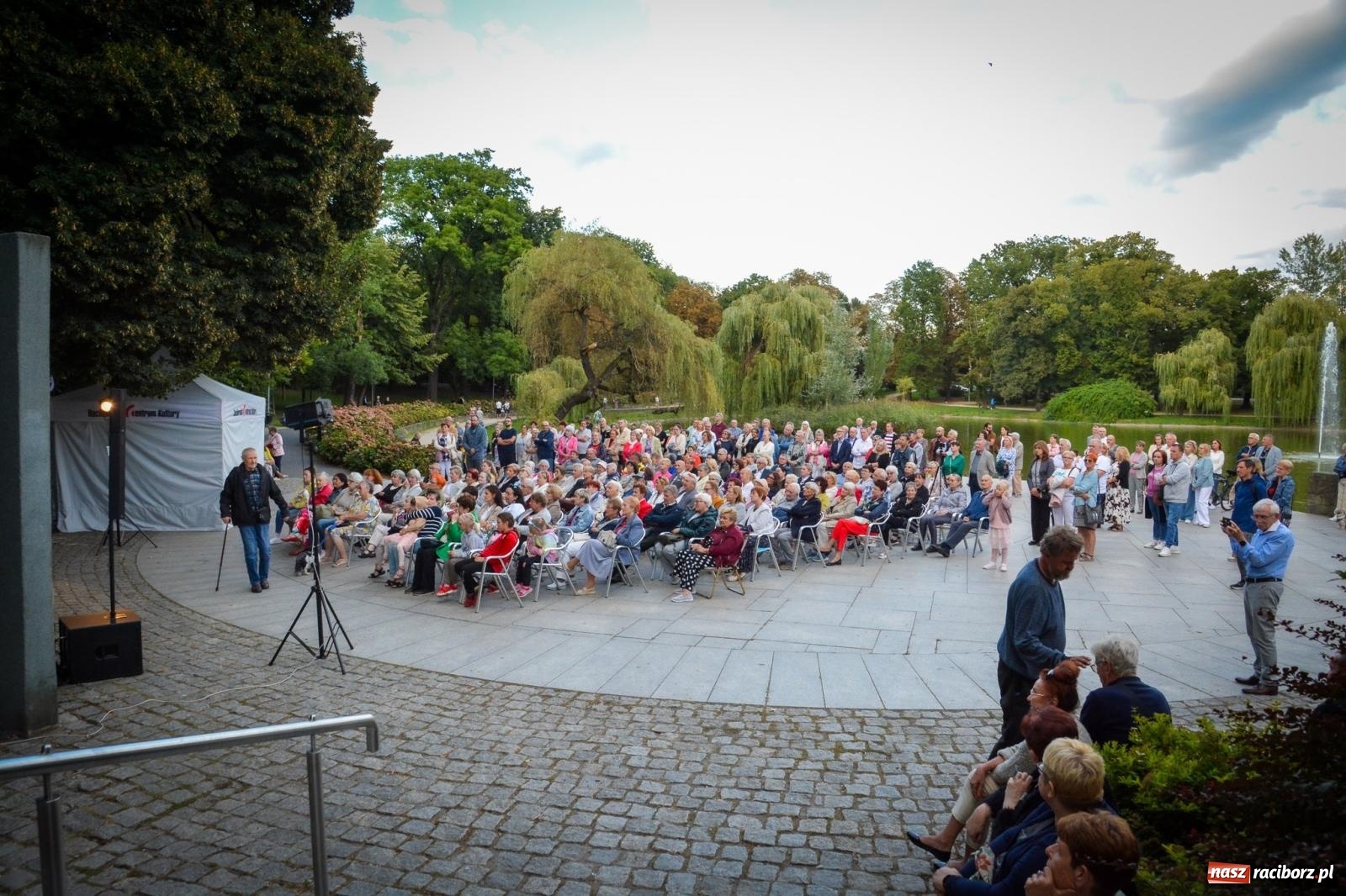 Zdjęcie w galerii na portalu naszraciborz.pl: Muzyczna podróż w krainę uśmiechu w parku im. Miasta Roth wiadomości z regionu