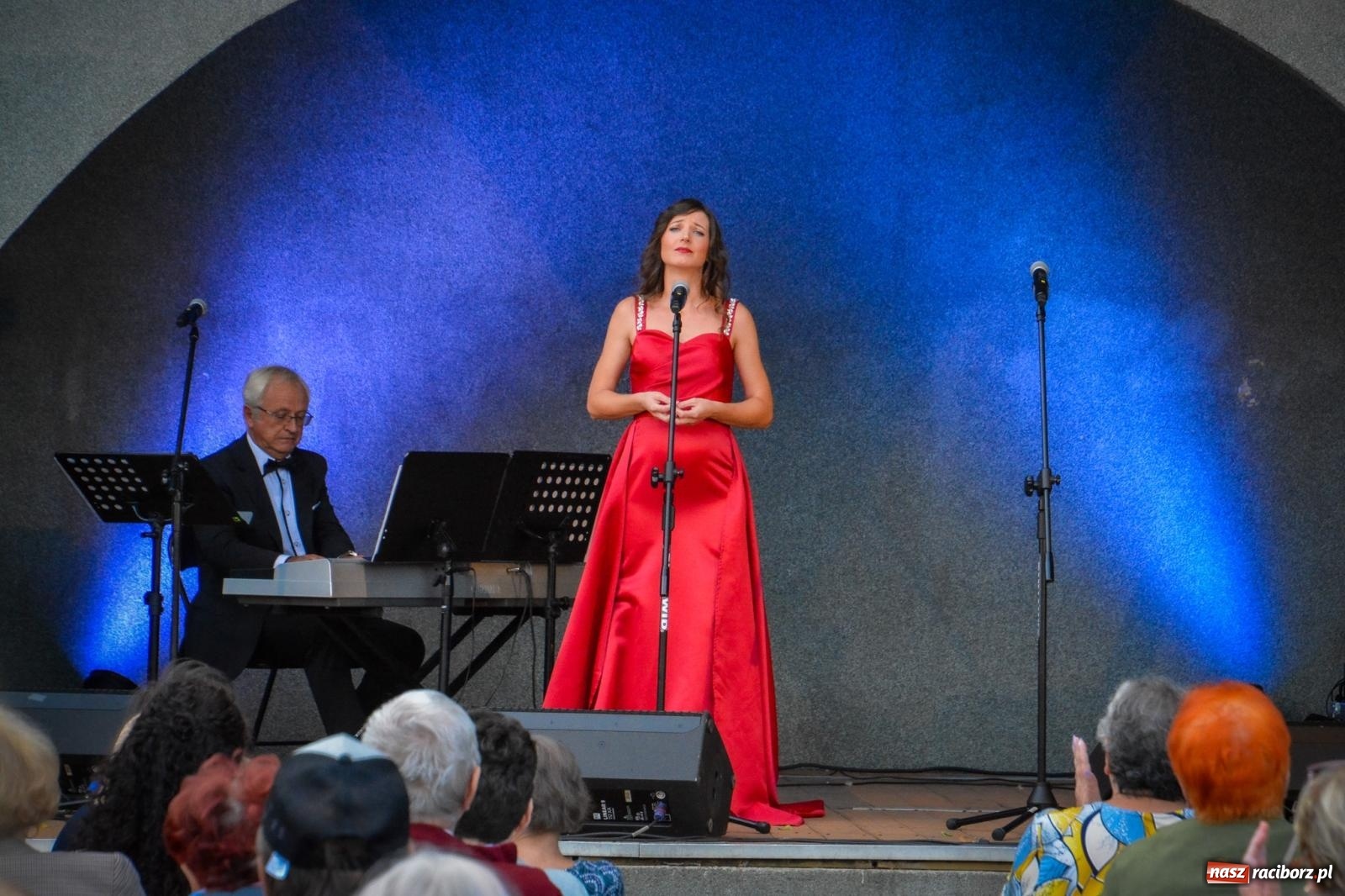 Zdjęcie w galerii na portalu naszraciborz.pl: Muzyczna podróż w krainę uśmiechu w parku im. Miasta Roth wiadomości z regionu