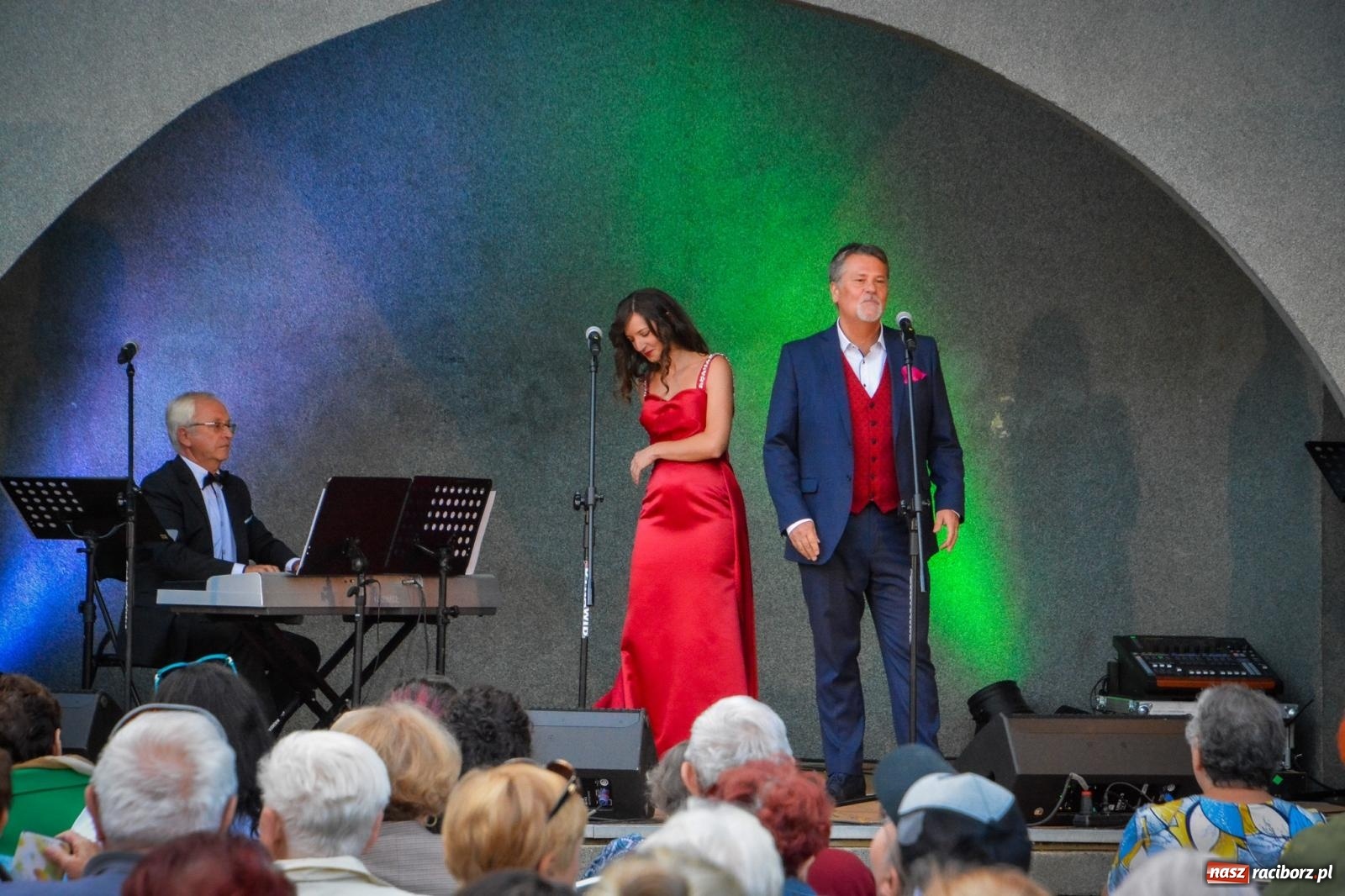 Zdjęcie w galerii na portalu naszraciborz.pl: Muzyczna podróż w krainę uśmiechu w parku im. Miasta Roth wiadomości z regionu