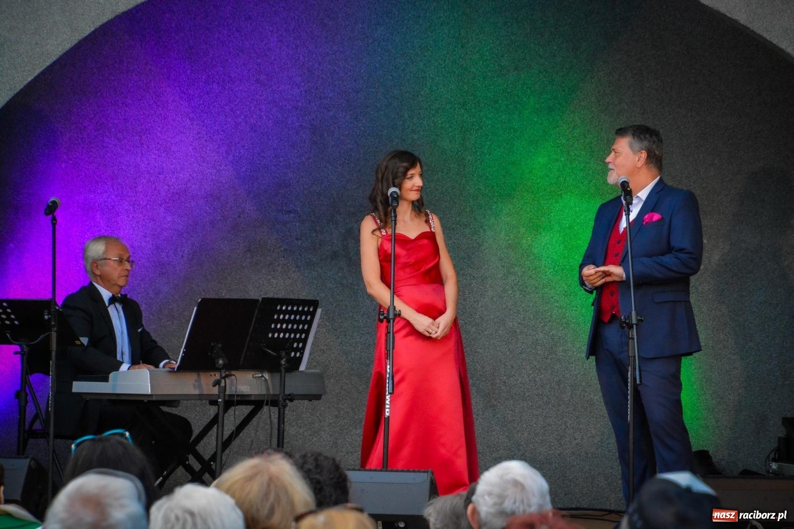 Zdjęcie w galerii na portalu naszraciborz.pl: Muzyczna podróż w krainę uśmiechu w parku im. Miasta Roth wiadomości z regionu