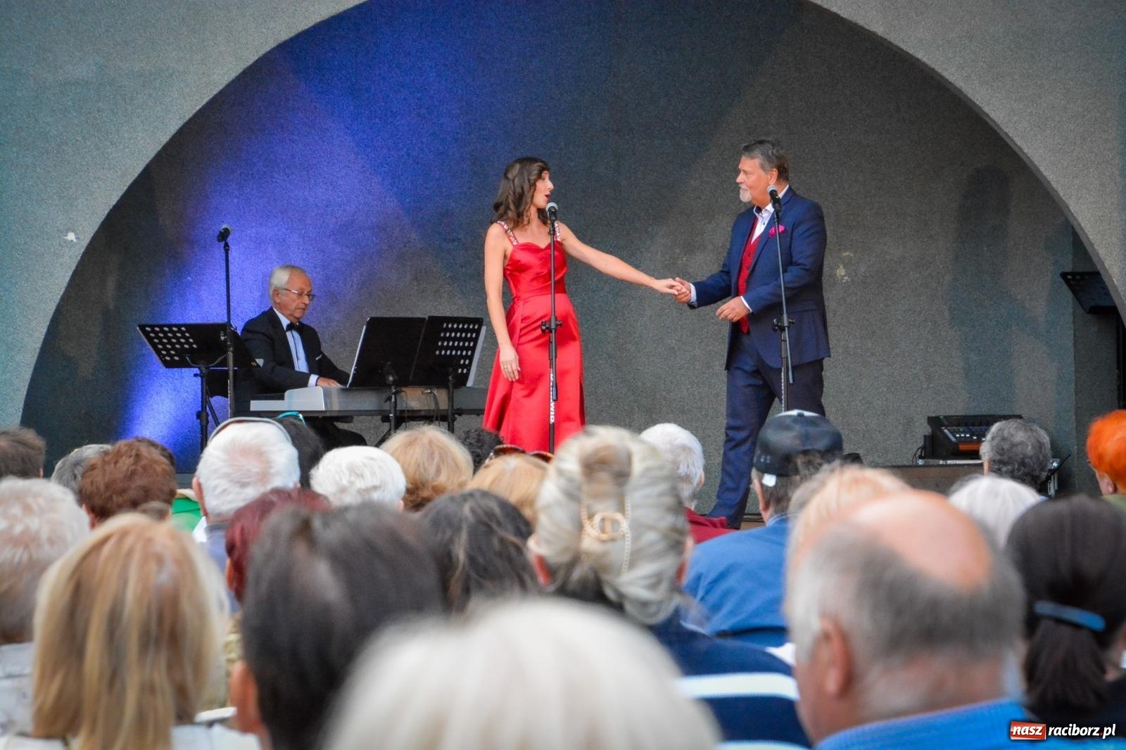 Zdjęcie w galerii na portalu naszraciborz.pl: Muzyczna podróż w krainę uśmiechu w parku im. Miasta Roth wiadomości z regionu