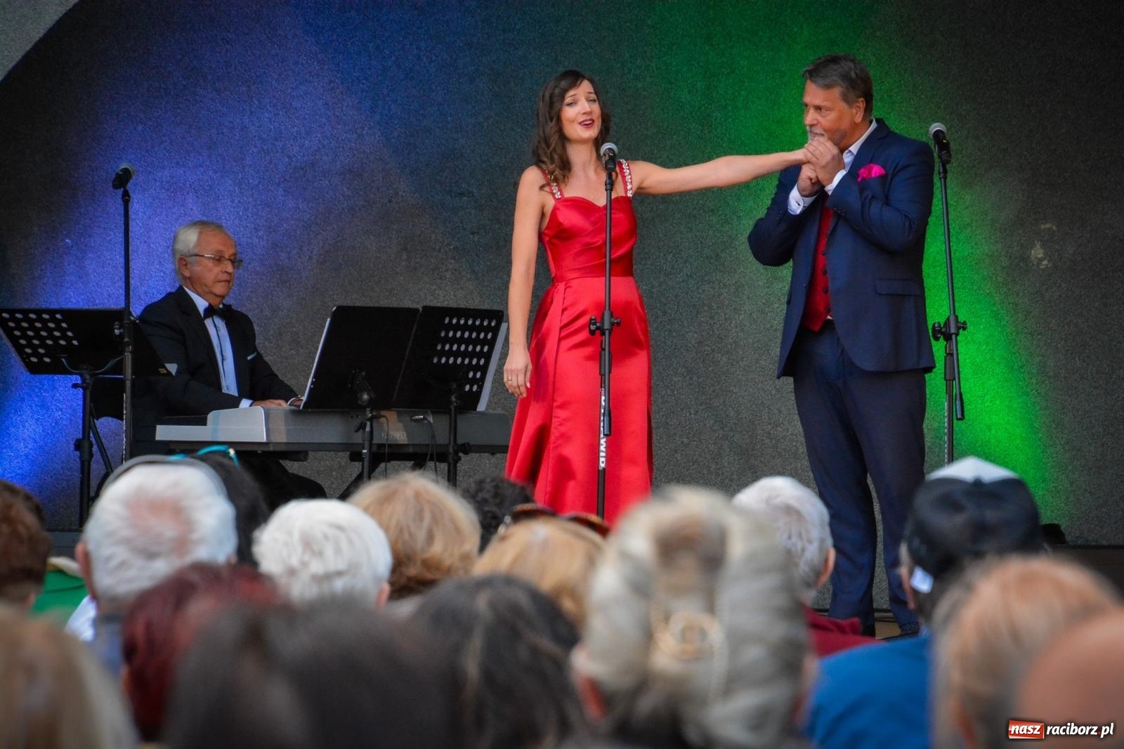 Zdjęcie w galerii na portalu naszraciborz.pl: Muzyczna podróż w krainę uśmiechu w parku im. Miasta Roth wiadomości z regionu