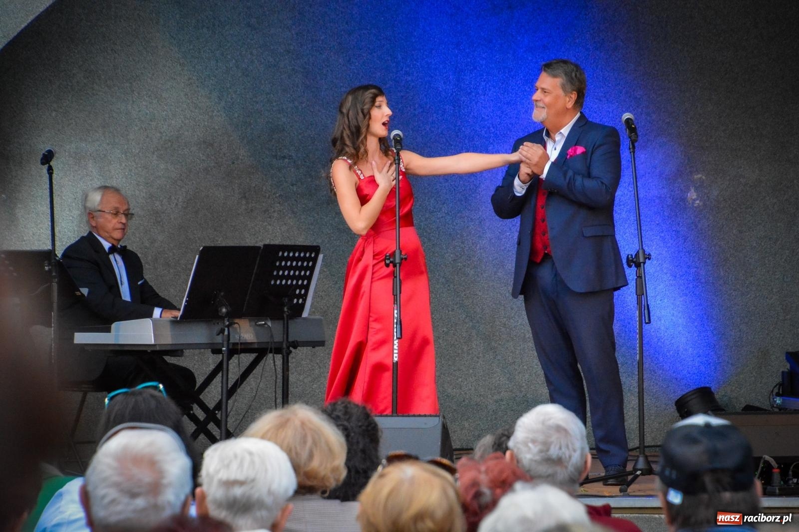 Zdjęcie w galerii na portalu naszraciborz.pl: Muzyczna podróż w krainę uśmiechu w parku im. Miasta Roth wiadomości z regionu