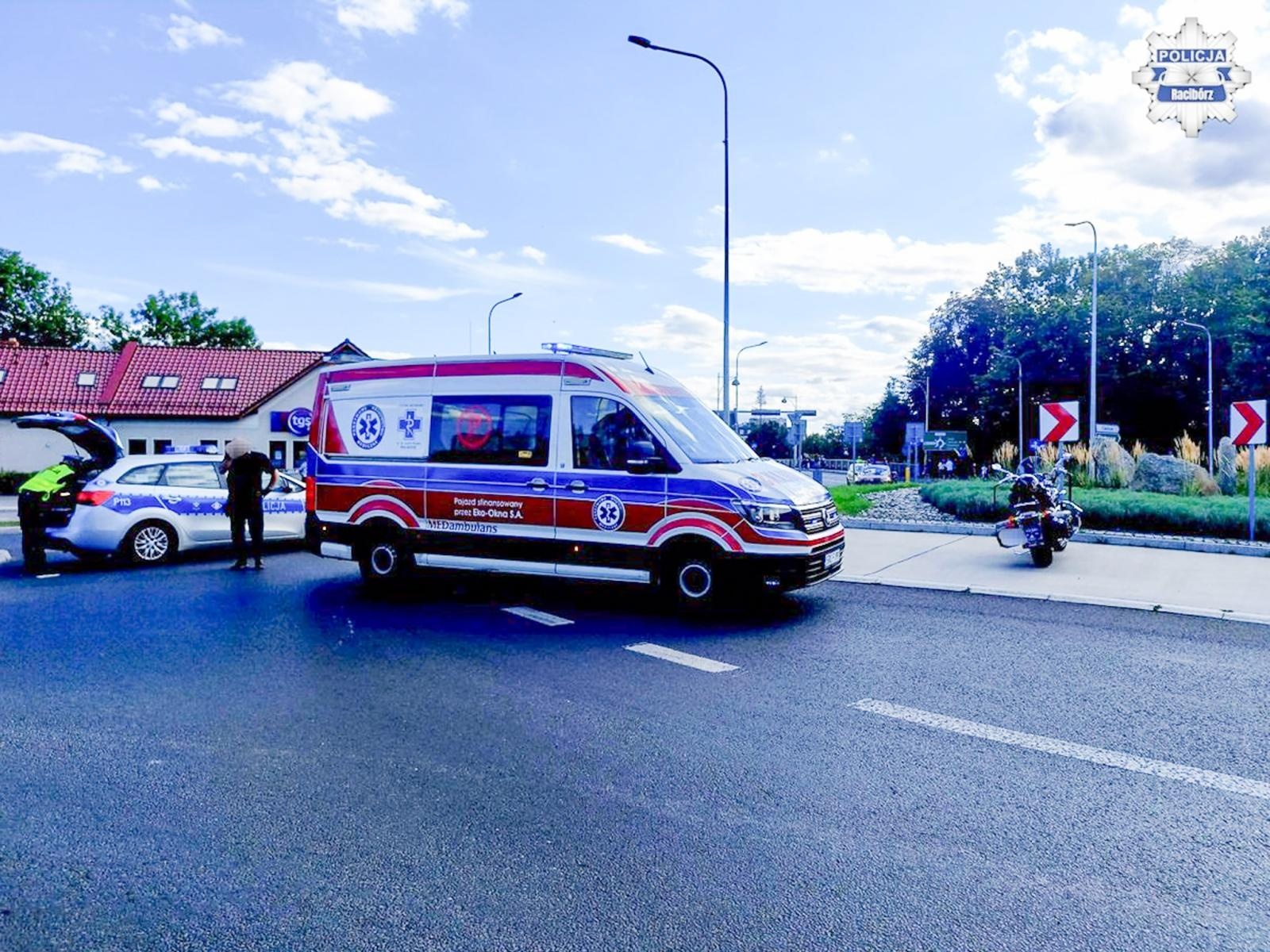 Zdjęcie w galerii na portalu naszraciborz.pl: Motocyklista przewrócił się na rondzie Zamkowym – pasażerka w szpitalu wiadomości z regionu
