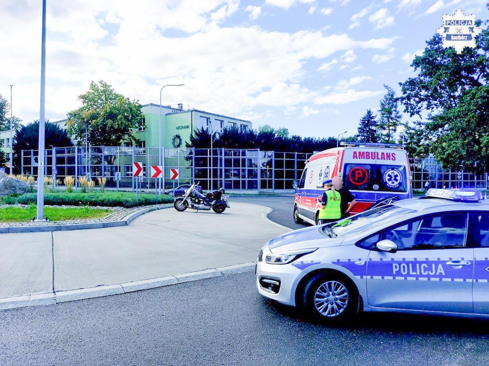 Zdjęcie w galerii na portalu naszraciborz.pl: Motocyklista przewrócił się na rondzie Zamkowym – pasażerka w szpitalu wiadomości z regionu