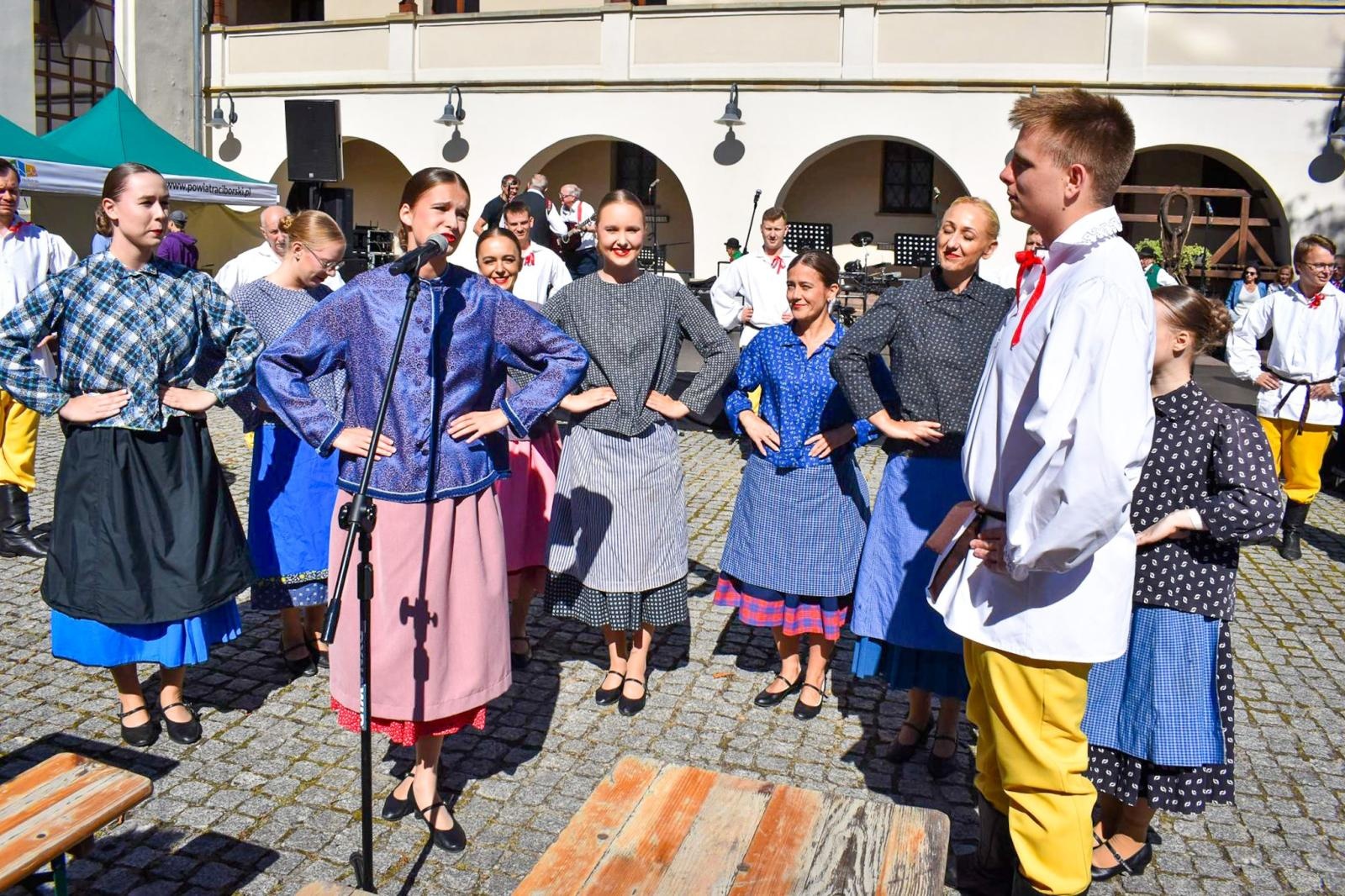 Zdjęcie w galerii na portalu naszraciborz.pl: Nasz kochany Śląsk. Biesiada na Zamku Piastowskim przyciągnęła tłumy wiadomości z regionu