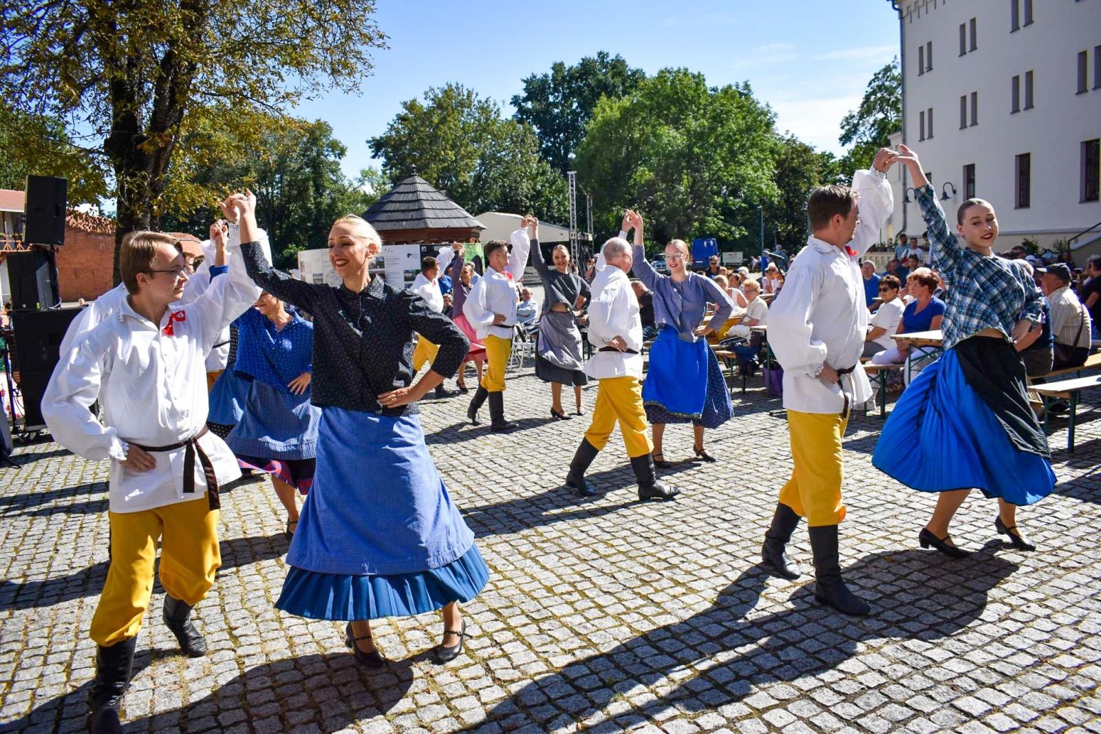 Zdjęcie w galerii na portalu naszraciborz.pl: Nasz kochany Śląsk. Biesiada na Zamku Piastowskim przyciągnęła tłumy wiadomości z regionu