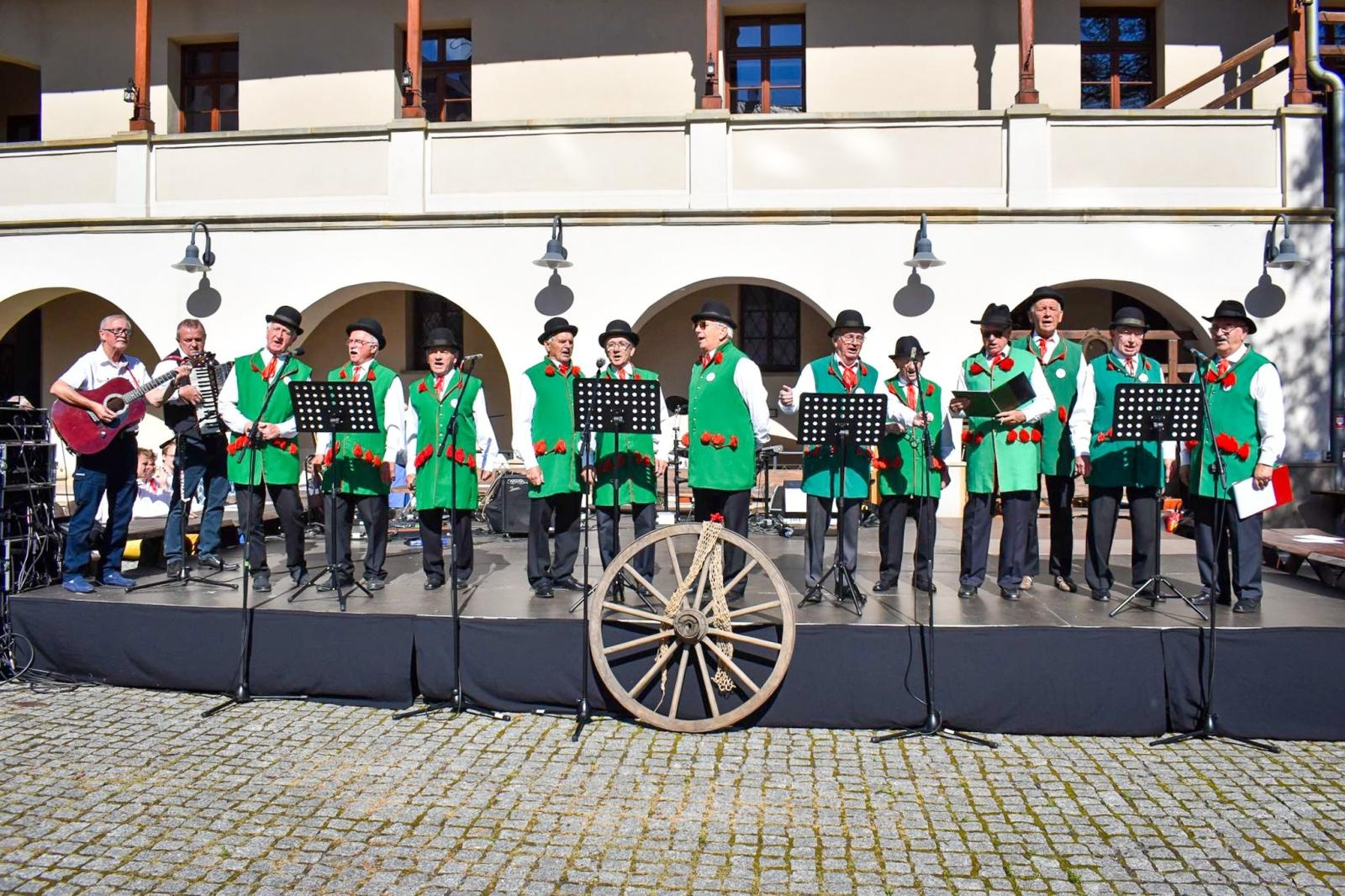 Zdjęcie w galerii na portalu naszraciborz.pl: Nasz kochany Śląsk. Biesiada na Zamku Piastowskim przyciągnęła tłumy wiadomości z regionu