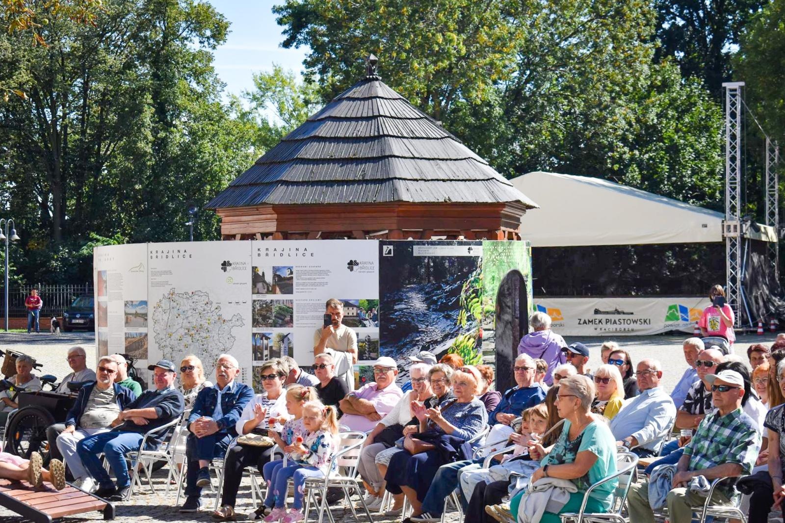 Zdjęcie w galerii na portalu naszraciborz.pl: Nasz kochany Śląsk. Biesiada na Zamku Piastowskim przyciągnęła tłumy wiadomości z regionu