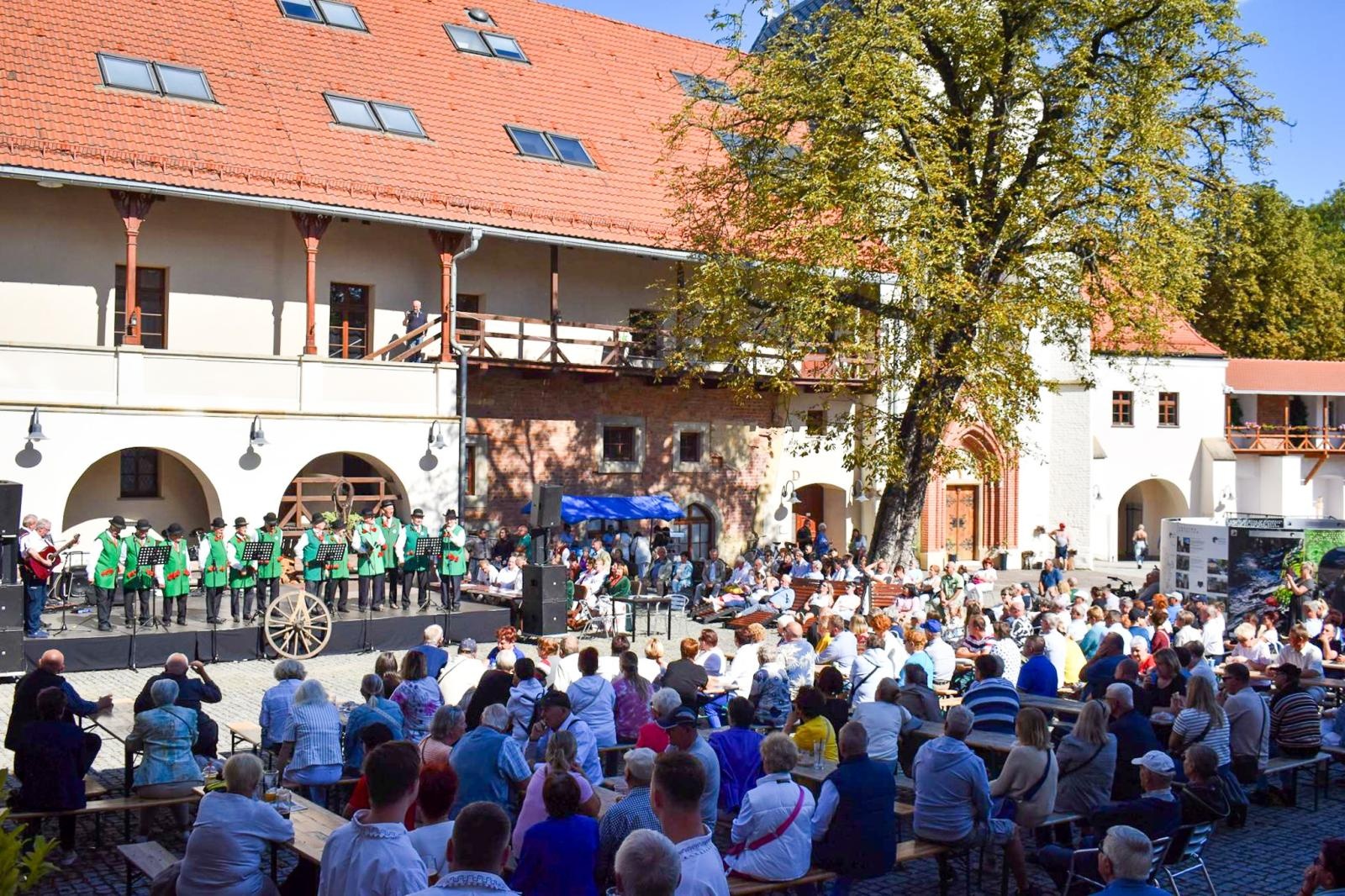 Zdjęcie w galerii na portalu naszraciborz.pl: Nasz kochany Śląsk. Biesiada na Zamku Piastowskim przyciągnęła tłumy wiadomości z regionu