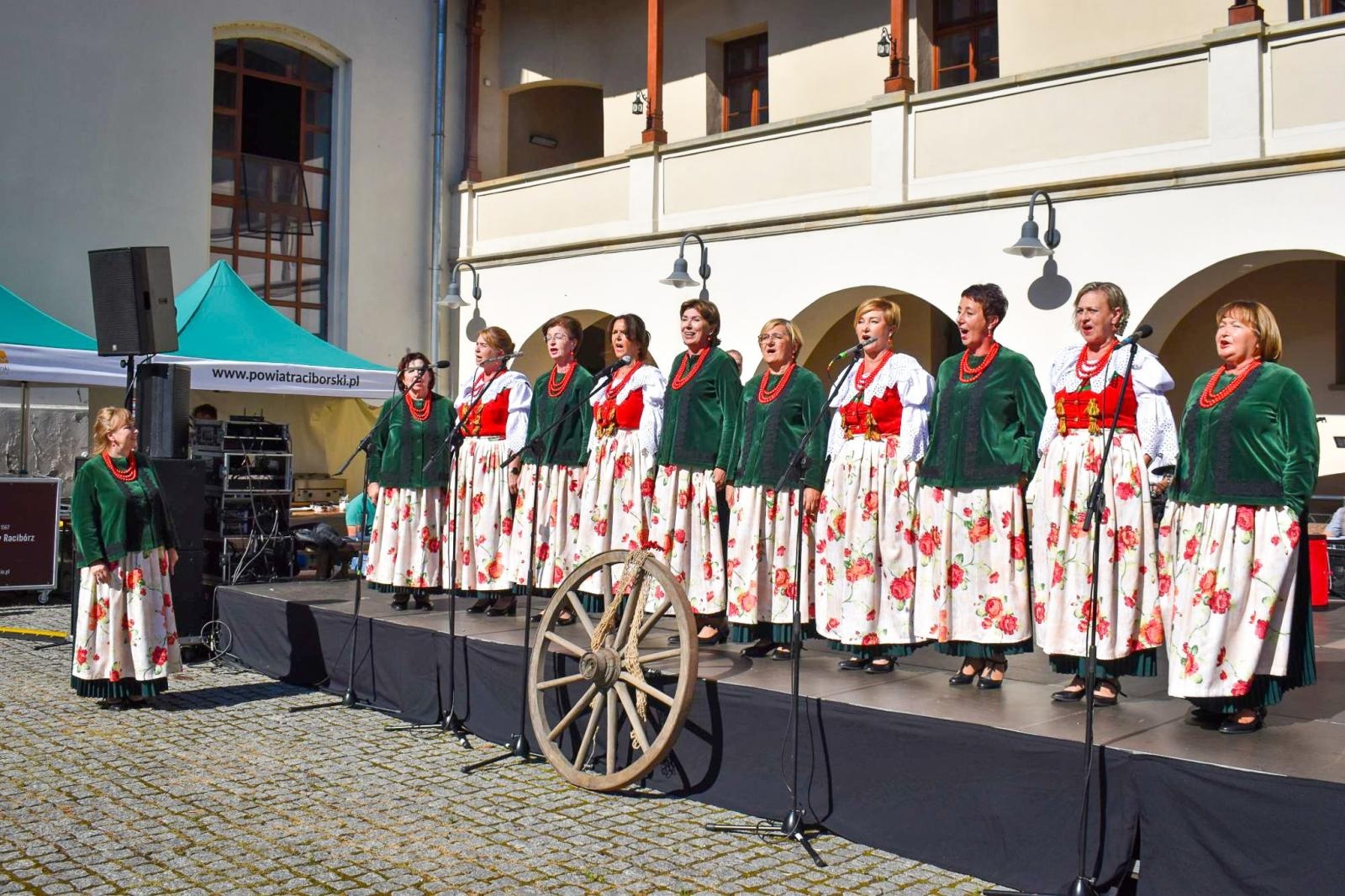 Zdjęcie w galerii na portalu naszraciborz.pl: Nasz kochany Śląsk. Biesiada na Zamku Piastowskim przyciągnęła tłumy wiadomości z regionu