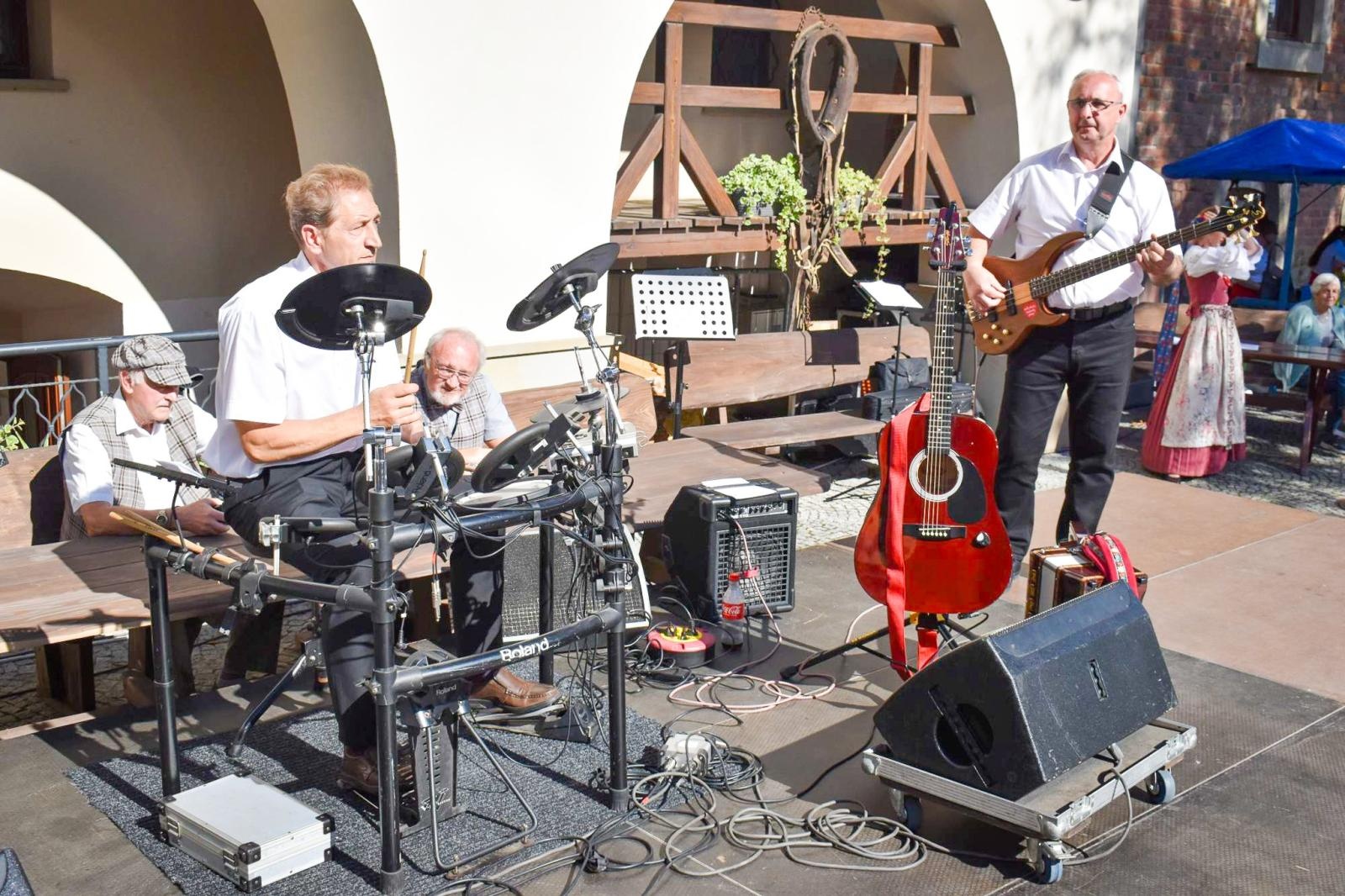 Zdjęcie w galerii na portalu naszraciborz.pl: Nasz kochany Śląsk. Biesiada na Zamku Piastowskim przyciągnęła tłumy wiadomości z regionu