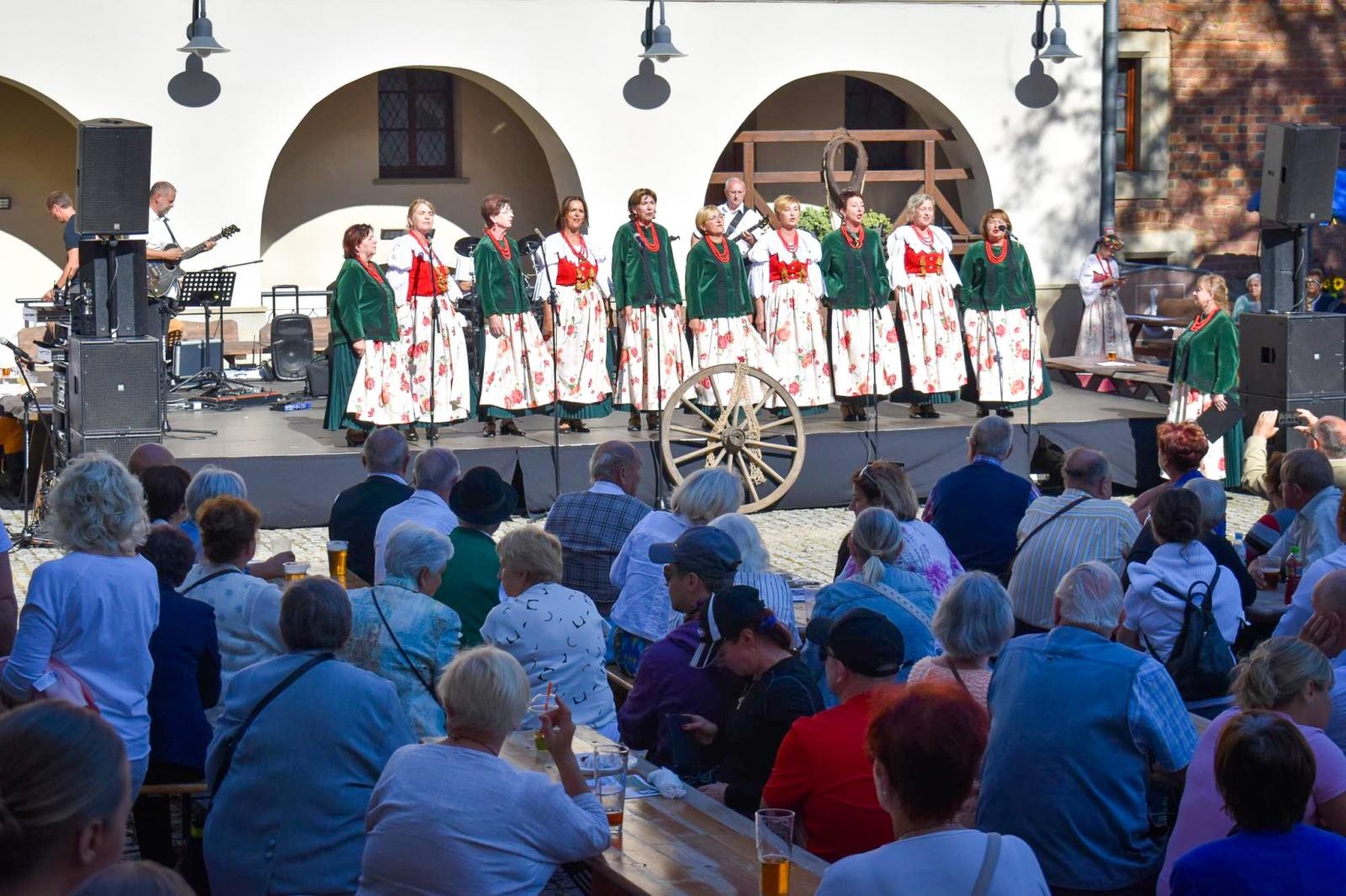 Zdjęcie w galerii na portalu naszraciborz.pl: Nasz kochany Śląsk. Biesiada na Zamku Piastowskim przyciągnęła tłumy wiadomości z regionu