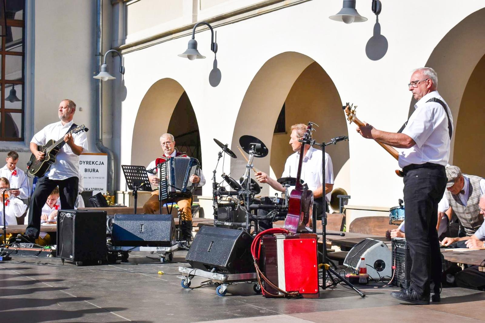 Zdjęcie w galerii na portalu naszraciborz.pl: Nasz kochany Śląsk. Biesiada na Zamku Piastowskim przyciągnęła tłumy wiadomości z regionu