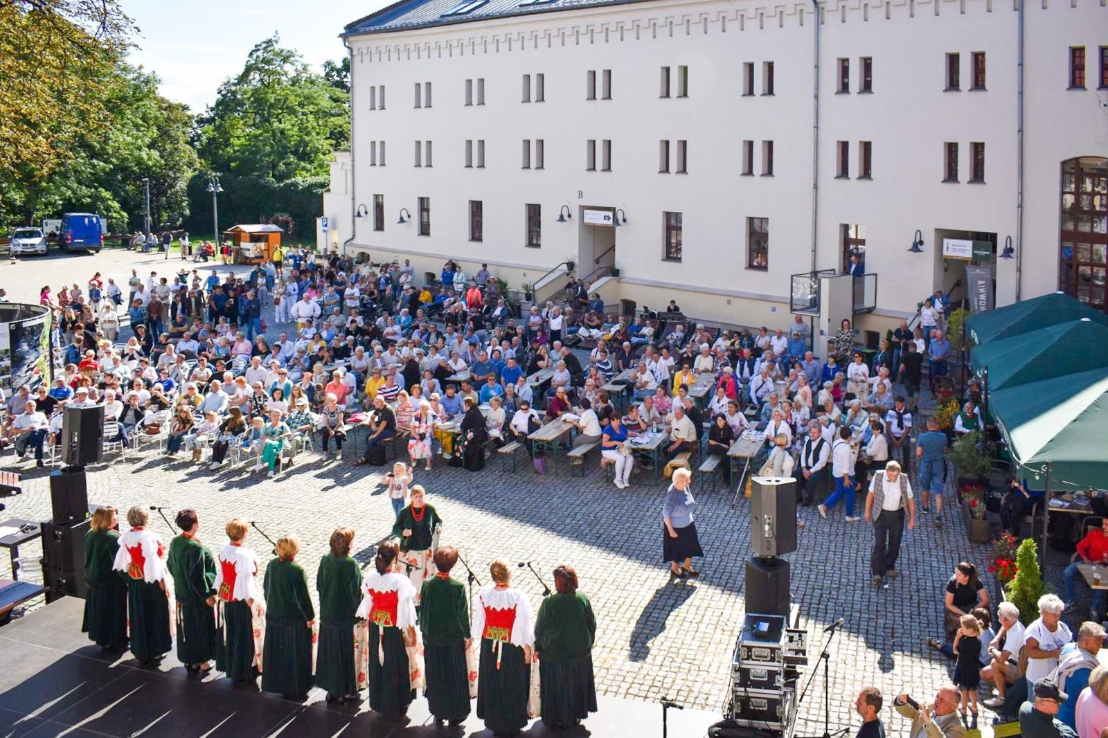 Zdjęcie w galerii na portalu naszraciborz.pl: Nasz kochany Śląsk. Biesiada na Zamku Piastowskim przyciągnęła tłumy wiadomości z regionu