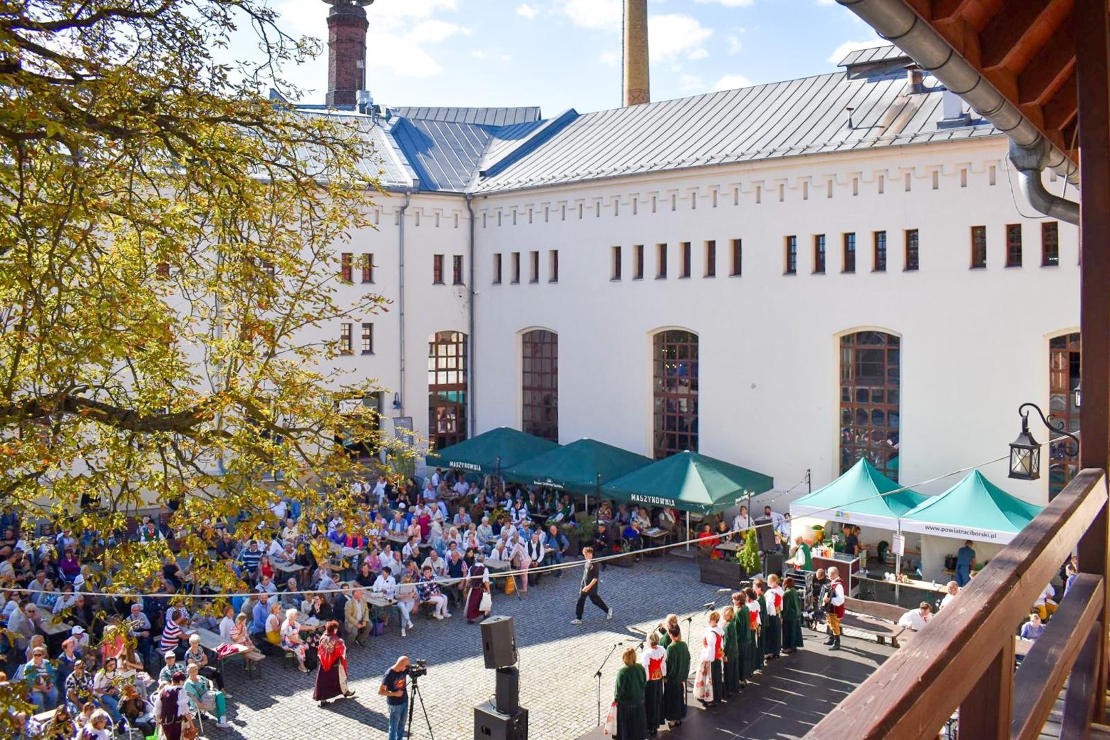 Zdjęcie w galerii na portalu naszraciborz.pl: Nasz kochany Śląsk. Biesiada na Zamku Piastowskim przyciągnęła tłumy wiadomości z regionu