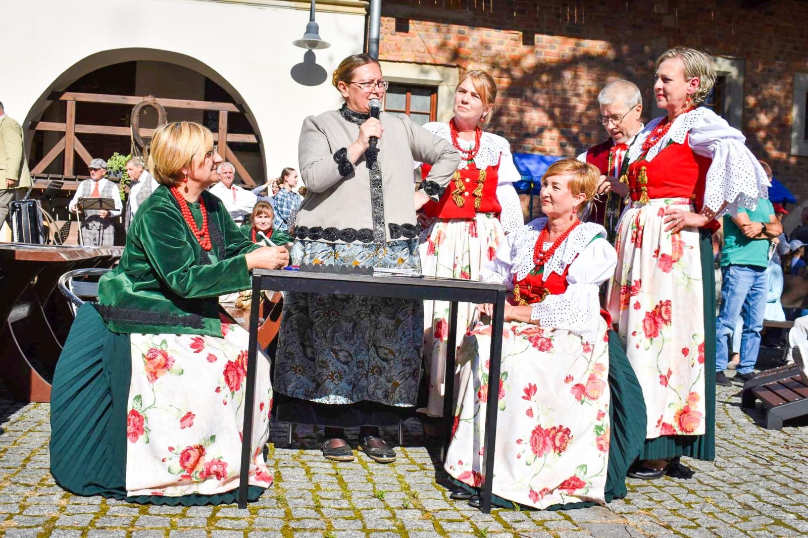 Zdjęcie w galerii na portalu naszraciborz.pl: Nasz kochany Śląsk. Biesiada na Zamku Piastowskim przyciągnęła tłumy wiadomości z regionu