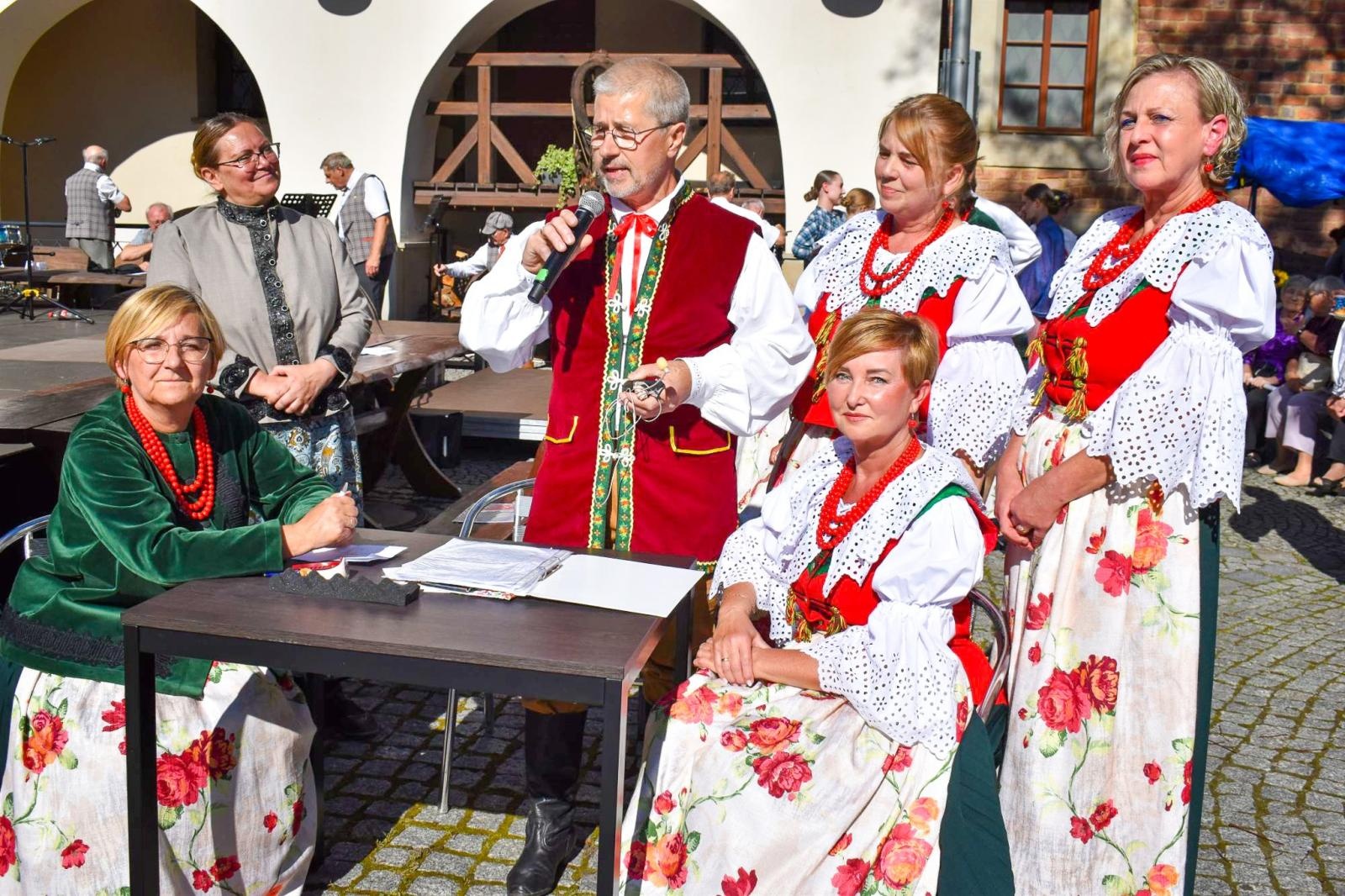 Zdjęcie w galerii na portalu naszraciborz.pl: Nasz kochany Śląsk. Biesiada na Zamku Piastowskim przyciągnęła tłumy wiadomości z regionu