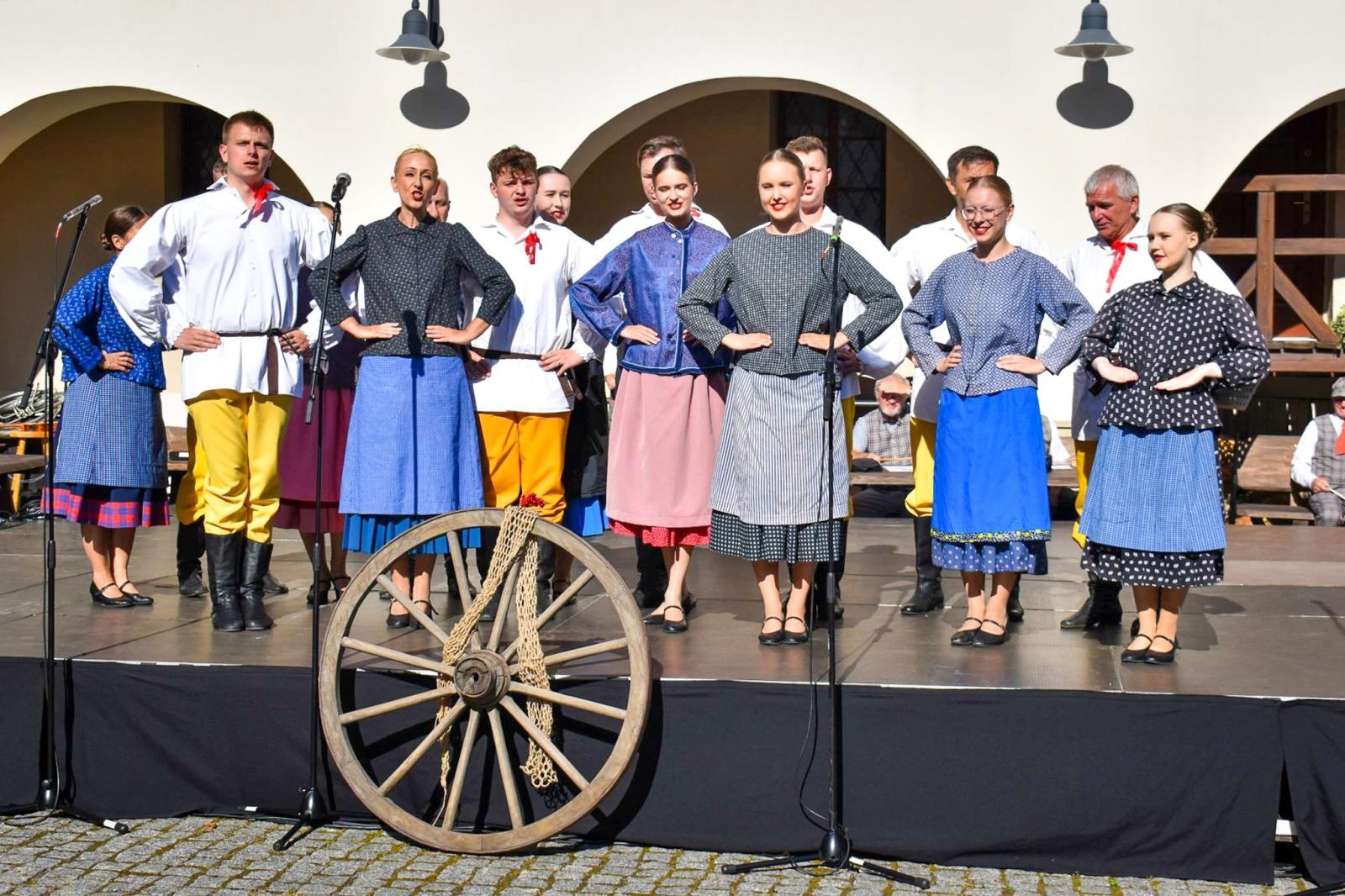 Zdjęcie w galerii na portalu naszraciborz.pl: Nasz kochany Śląsk. Biesiada na Zamku Piastowskim przyciągnęła tłumy wiadomości z regionu