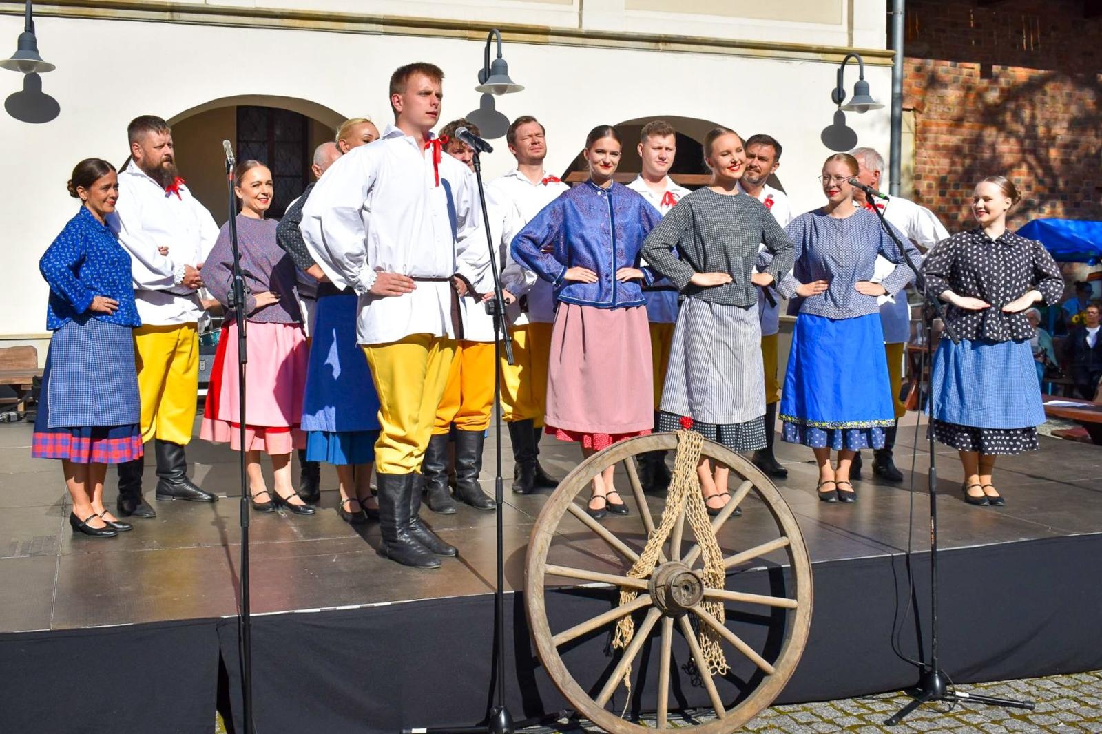 Zdjęcie w galerii na portalu naszraciborz.pl: Nasz kochany Śląsk. Biesiada na Zamku Piastowskim przyciągnęła tłumy wiadomości z regionu