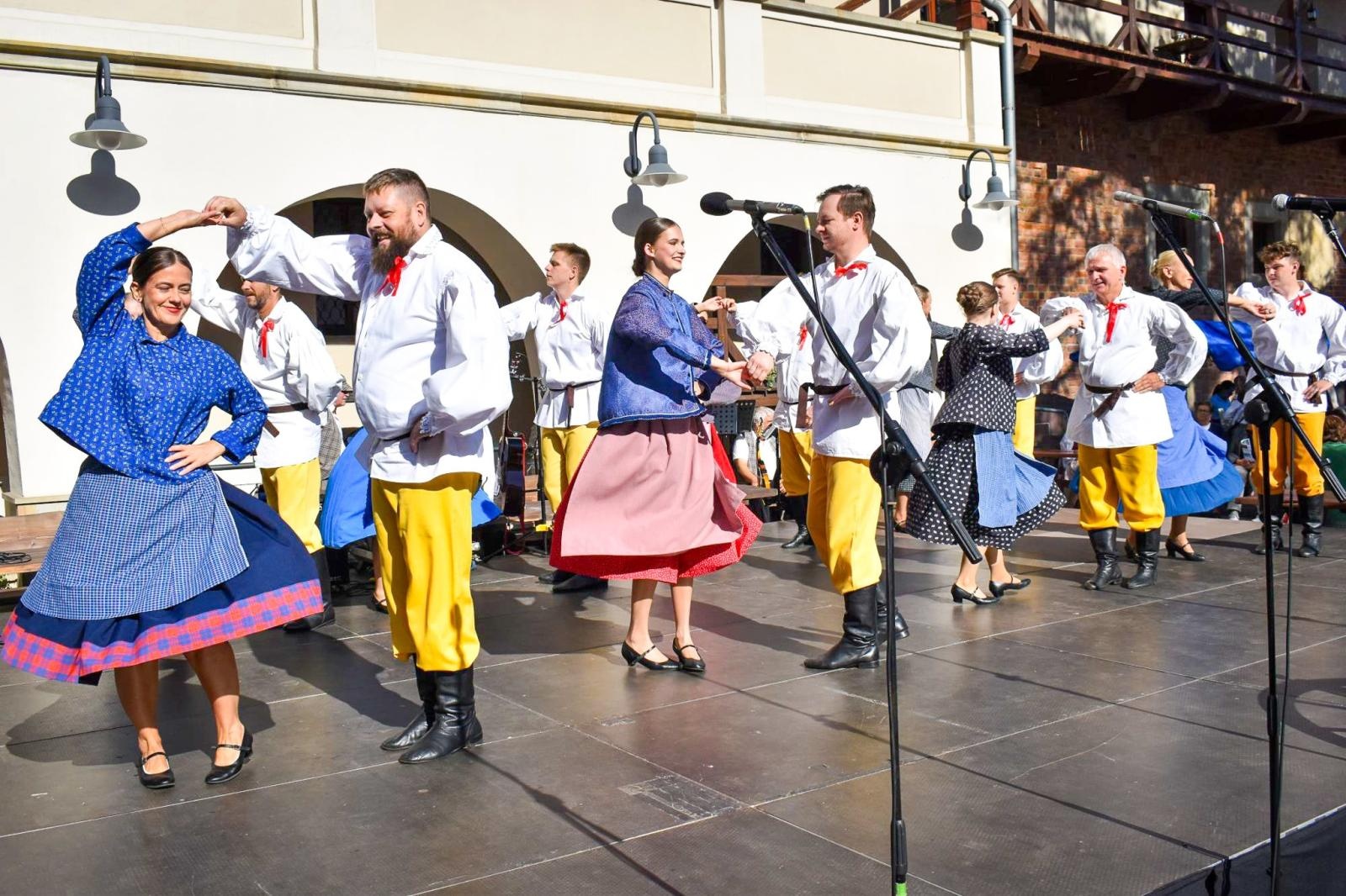 Zdjęcie w galerii na portalu naszraciborz.pl: Nasz kochany Śląsk. Biesiada na Zamku Piastowskim przyciągnęła tłumy wiadomości z regionu