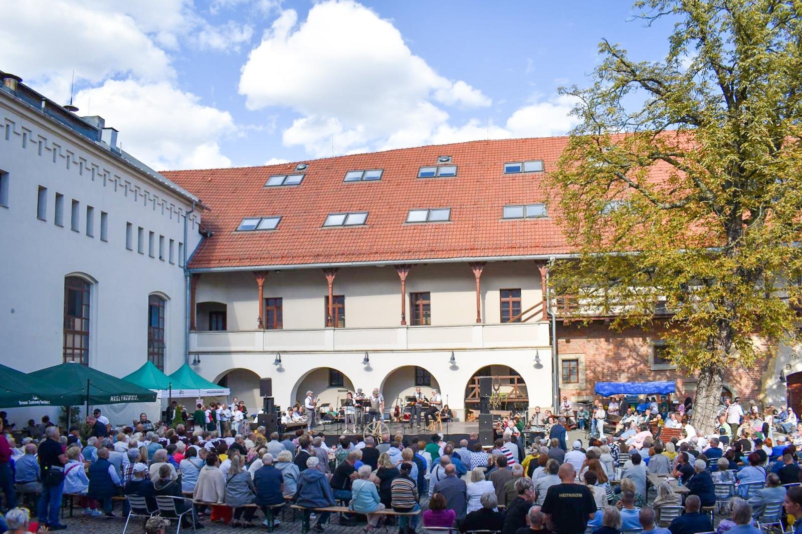 Zdjęcie w galerii na portalu naszraciborz.pl: Nasz kochany Śląsk. Biesiada na Zamku Piastowskim przyciągnęła tłumy wiadomości z regionu