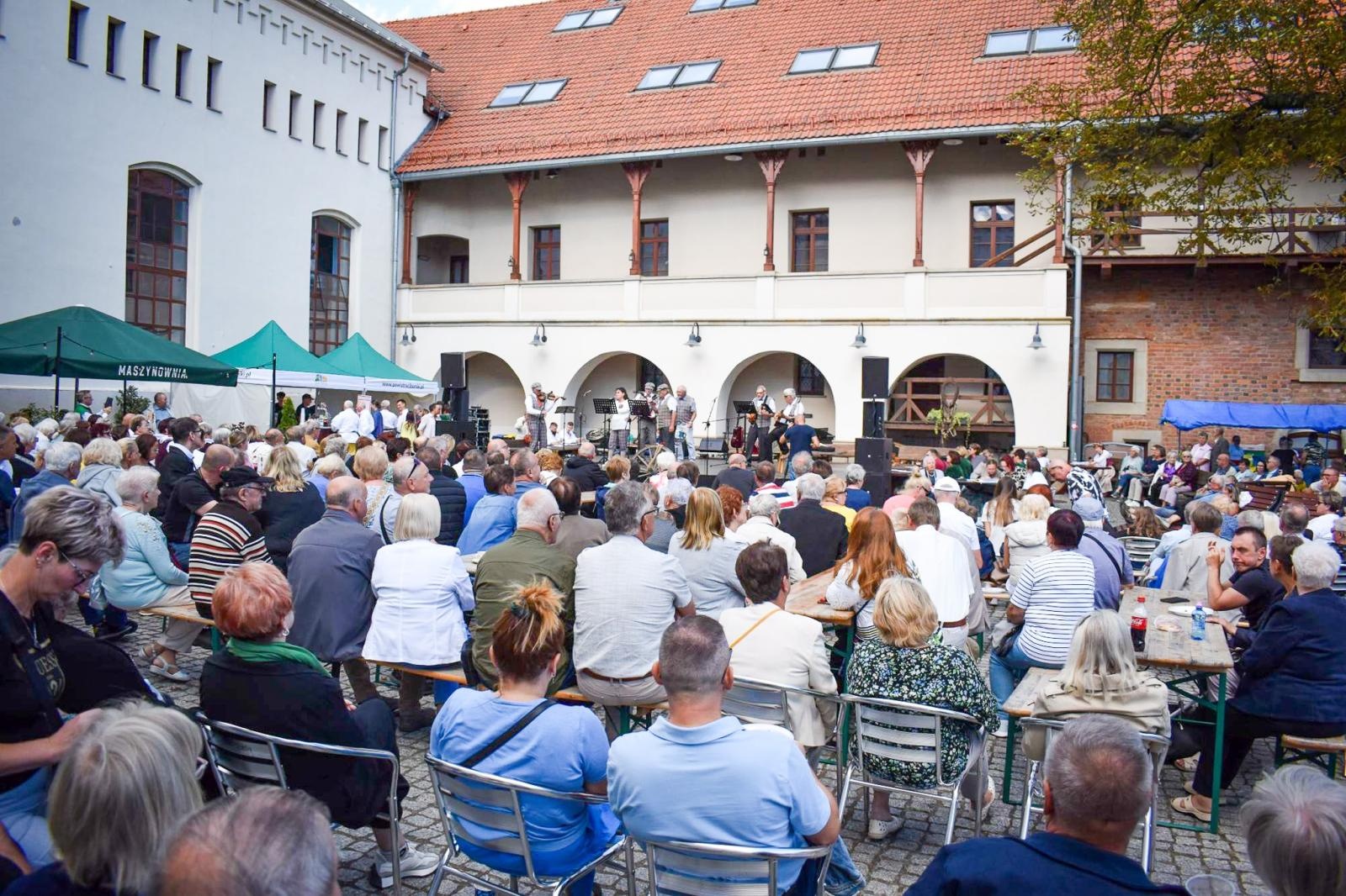 Zdjęcie w galerii na portalu naszraciborz.pl: Nasz kochany Śląsk. Biesiada na Zamku Piastowskim przyciągnęła tłumy wiadomości z regionu