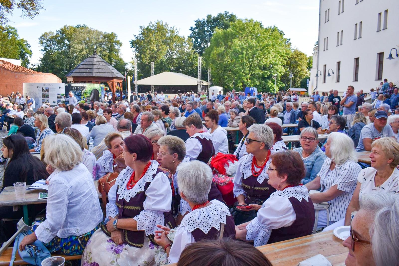 Zdjęcie w galerii na portalu naszraciborz.pl: Nasz kochany Śląsk. Biesiada na Zamku Piastowskim przyciągnęła tłumy wiadomości z regionu
