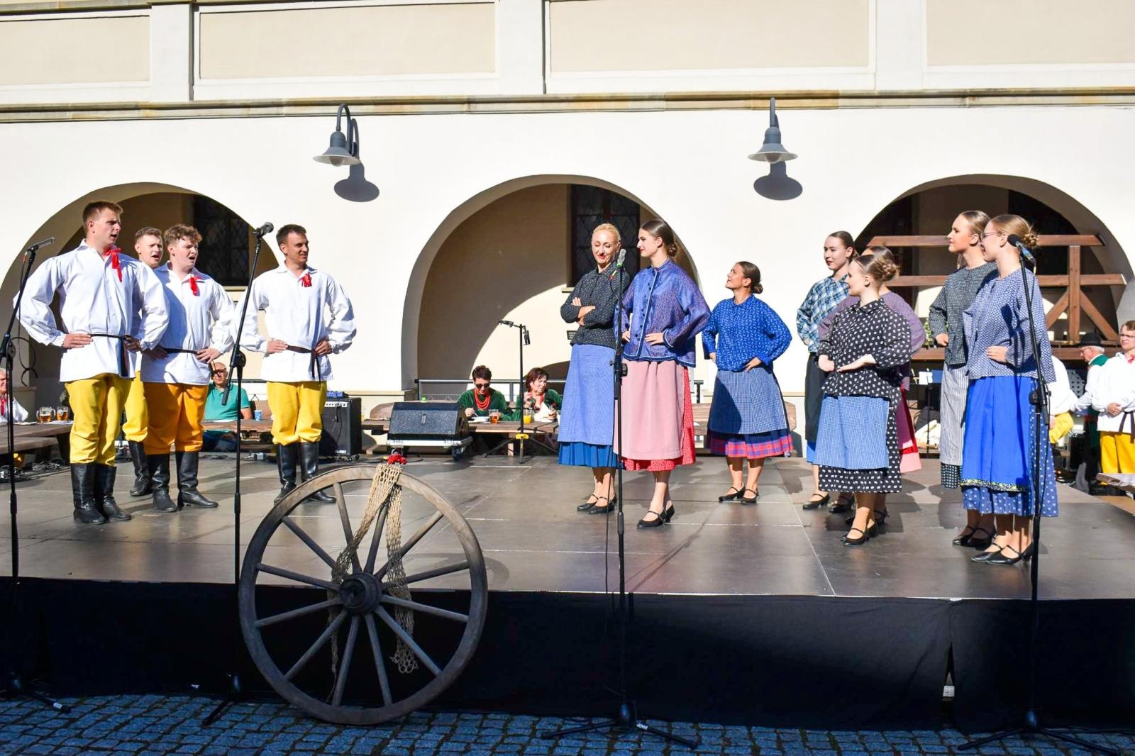 Zdjęcie w galerii na portalu naszraciborz.pl: Nasz kochany Śląsk. Biesiada na Zamku Piastowskim przyciągnęła tłumy wiadomości z regionu