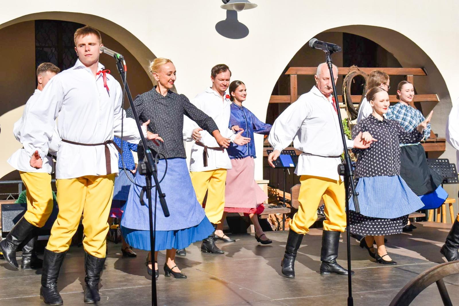 Zdjęcie w galerii na portalu naszraciborz.pl: Nasz kochany Śląsk. Biesiada na Zamku Piastowskim przyciągnęła tłumy wiadomości z regionu