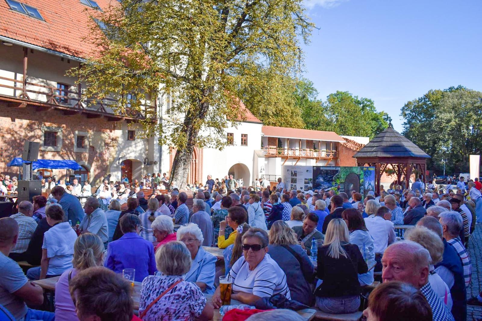 Zdjęcie w galerii na portalu naszraciborz.pl: Nasz kochany Śląsk. Biesiada na Zamku Piastowskim przyciągnęła tłumy wiadomości z regionu