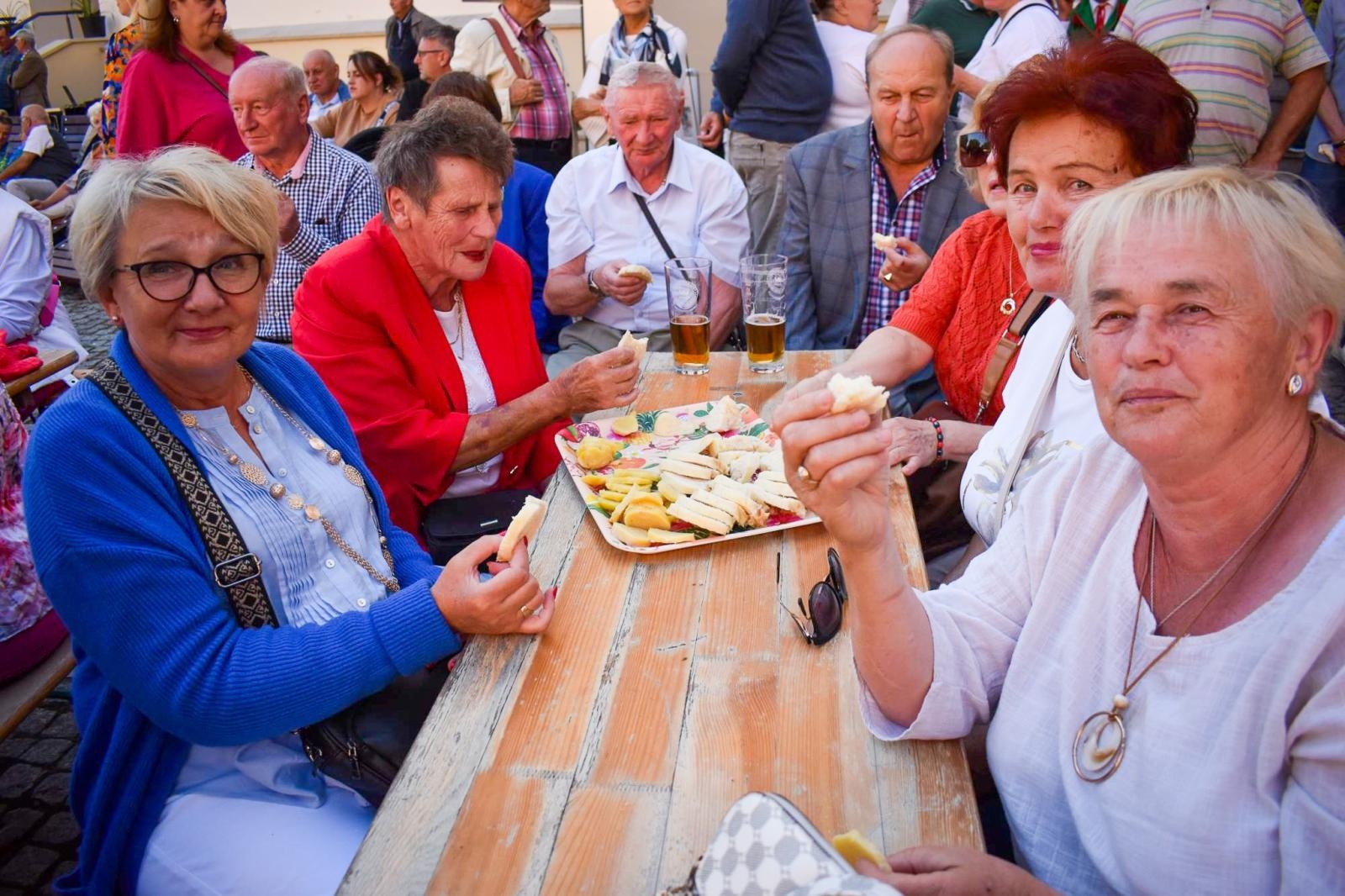 Zdjęcie w galerii na portalu naszraciborz.pl: Nasz kochany Śląsk. Biesiada na Zamku Piastowskim przyciągnęła tłumy wiadomości z regionu