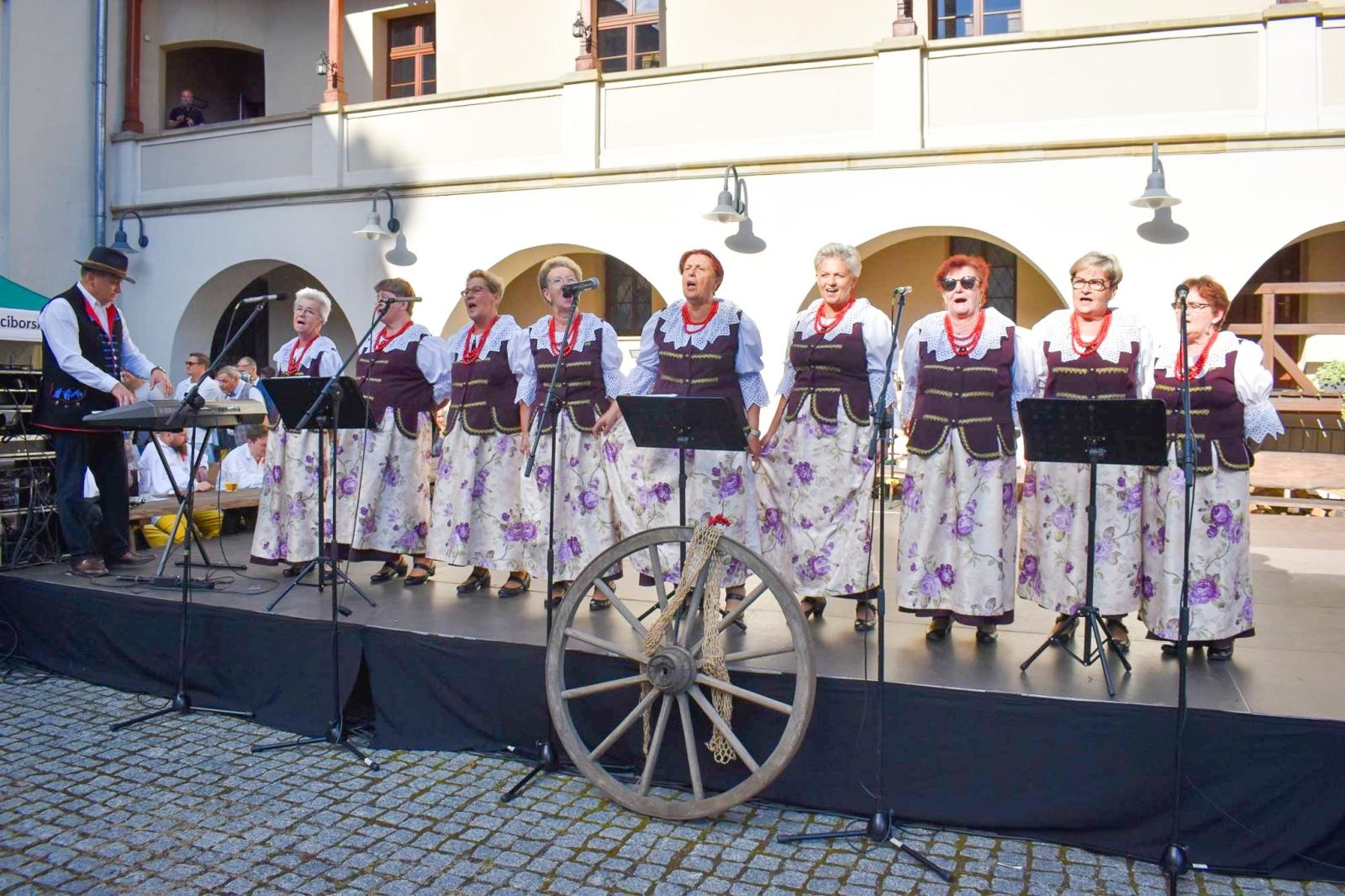 Zdjęcie w galerii na portalu naszraciborz.pl: Nasz kochany Śląsk. Biesiada na Zamku Piastowskim przyciągnęła tłumy wiadomości z regionu