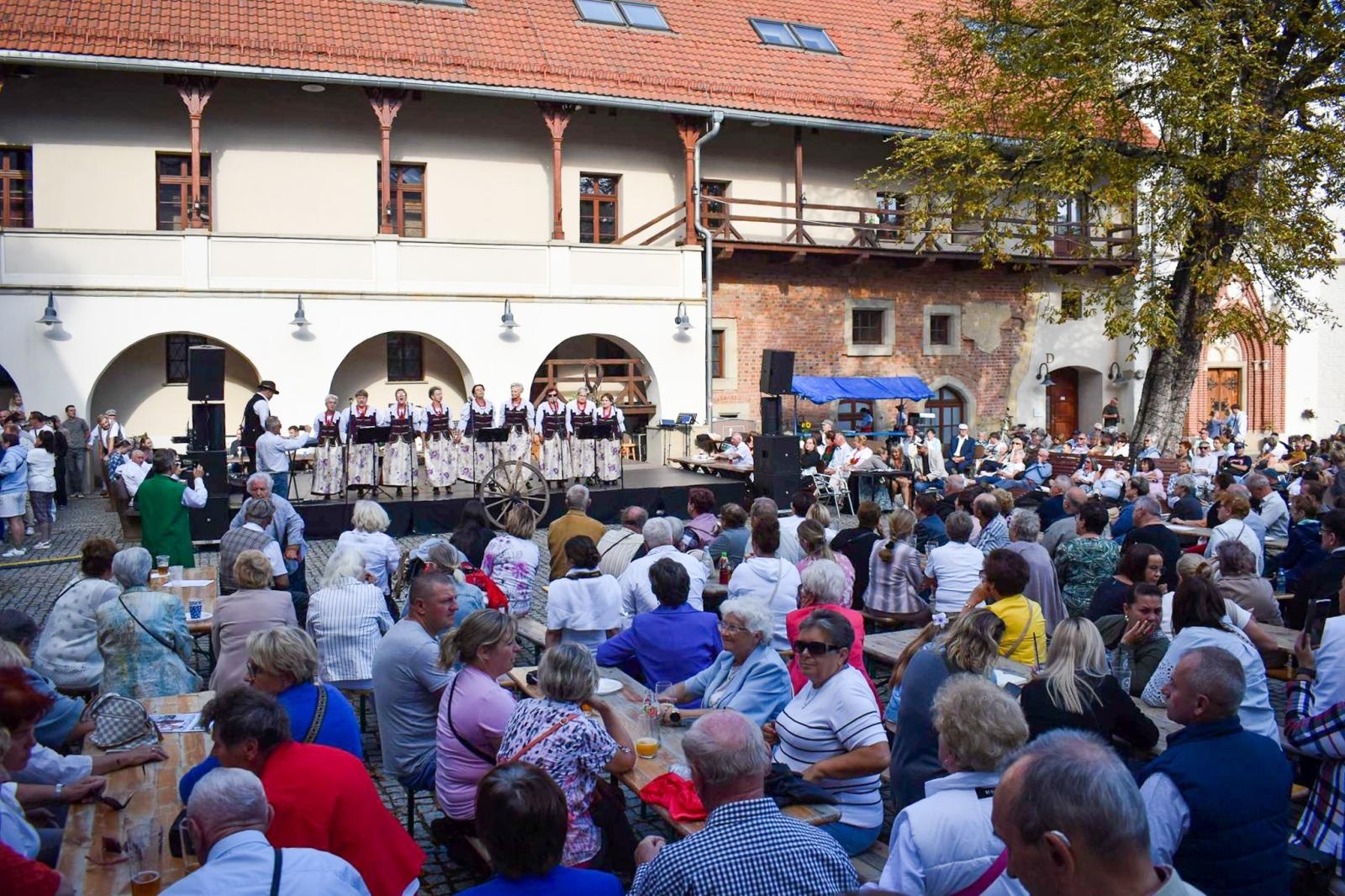 Zdjęcie w galerii na portalu naszraciborz.pl: Nasz kochany Śląsk. Biesiada na Zamku Piastowskim przyciągnęła tłumy wiadomości z regionu