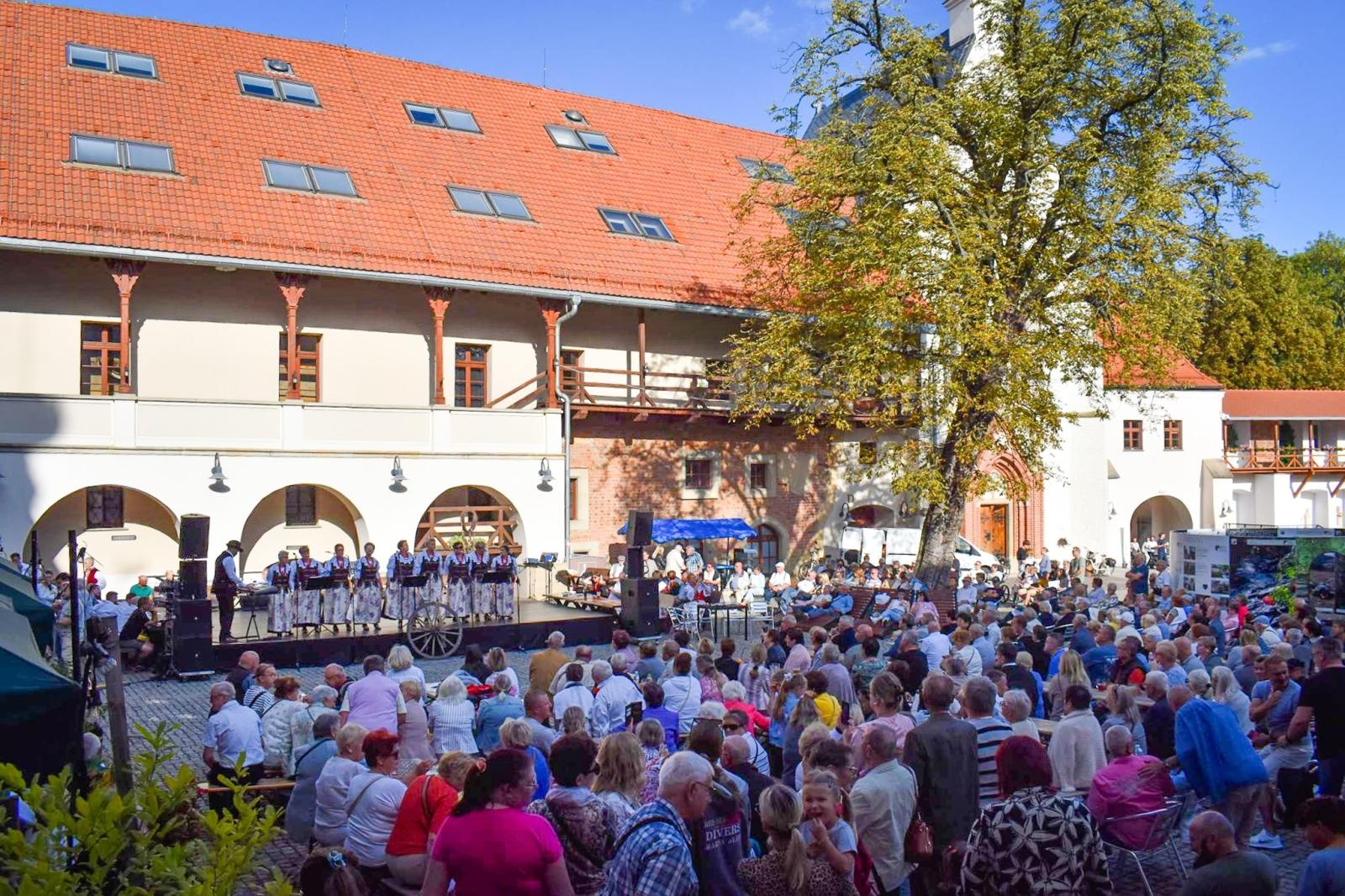 Zdjęcie w galerii na portalu naszraciborz.pl: Nasz kochany Śląsk. Biesiada na Zamku Piastowskim przyciągnęła tłumy wiadomości z regionu