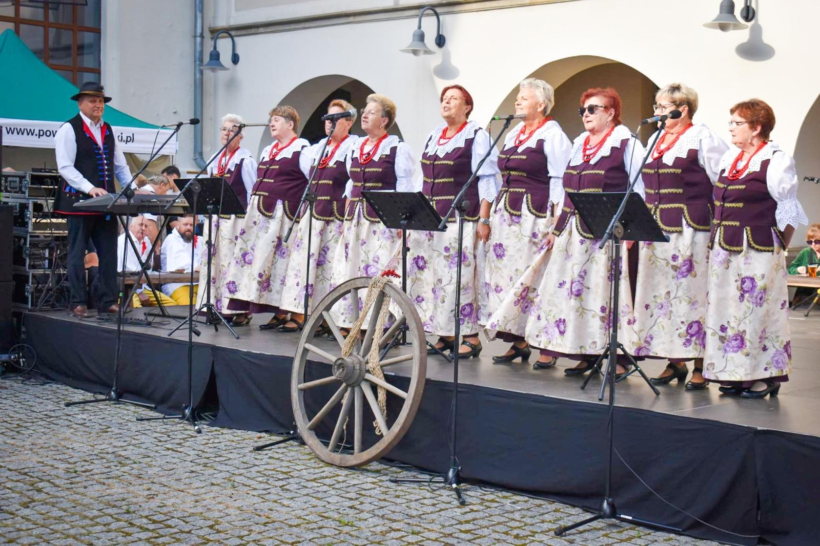Zdjęcie w galerii na portalu naszraciborz.pl: Nasz kochany Śląsk. Biesiada na Zamku Piastowskim przyciągnęła tłumy wiadomości z regionu