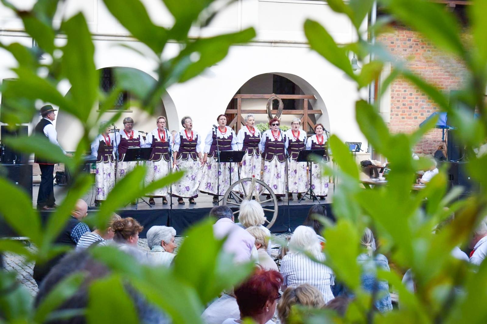 Zdjęcie w galerii na portalu naszraciborz.pl: Nasz kochany Śląsk. Biesiada na Zamku Piastowskim przyciągnęła tłumy wiadomości z regionu