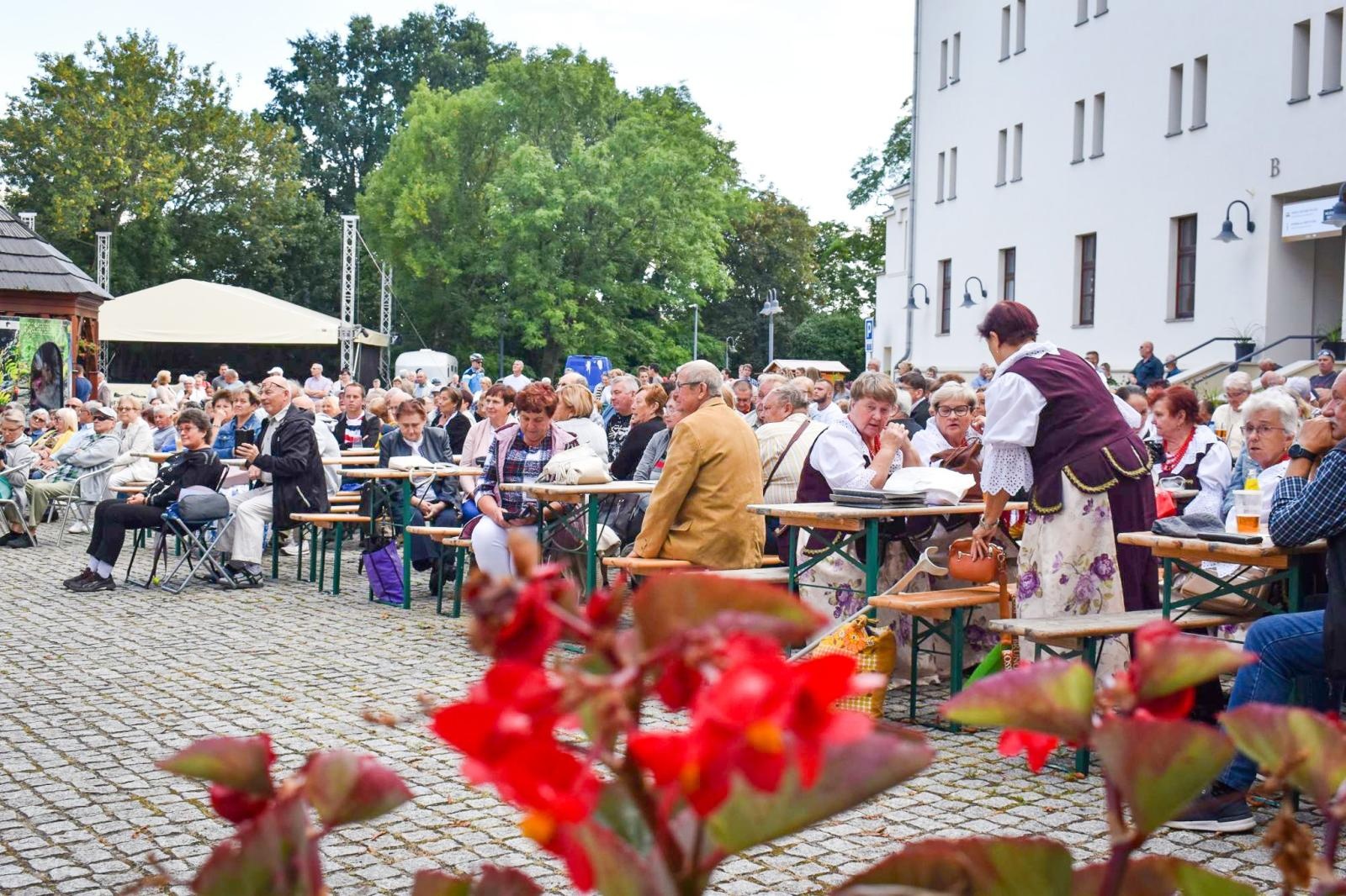 Zdjęcie w galerii na portalu naszraciborz.pl: Nasz kochany Śląsk. Biesiada na Zamku Piastowskim przyciągnęła tłumy wiadomości z regionu
