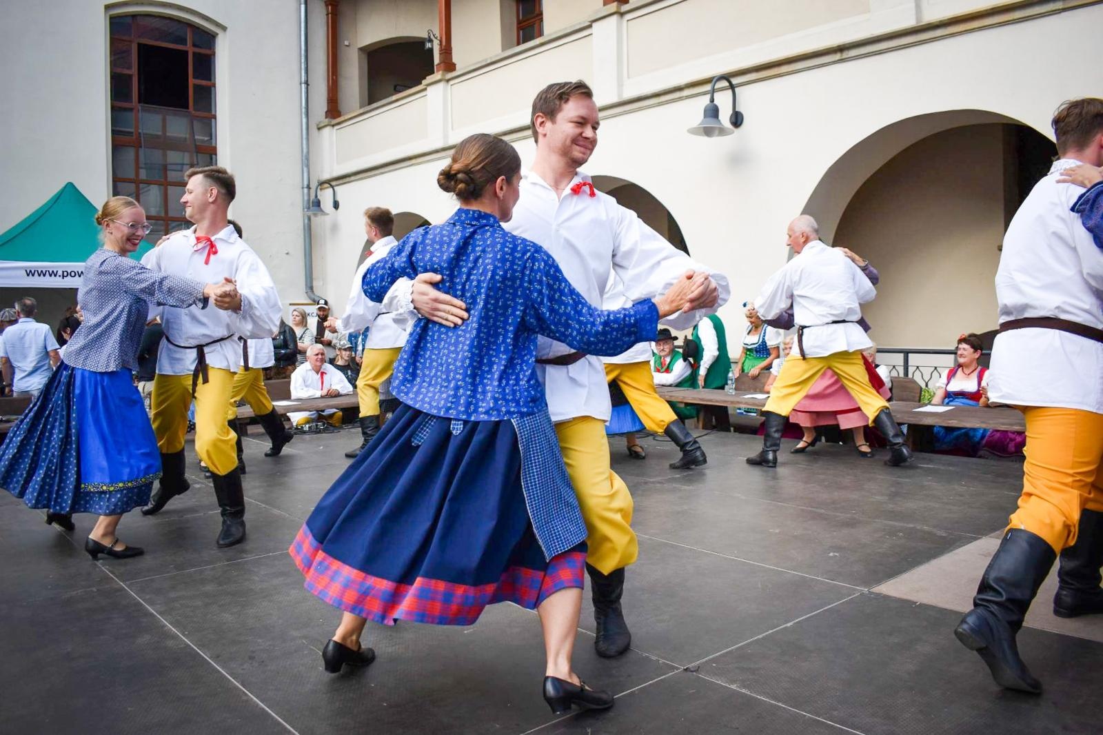 Zdjęcie w galerii na portalu naszraciborz.pl: Nasz kochany Śląsk. Biesiada na Zamku Piastowskim przyciągnęła tłumy wiadomości z regionu