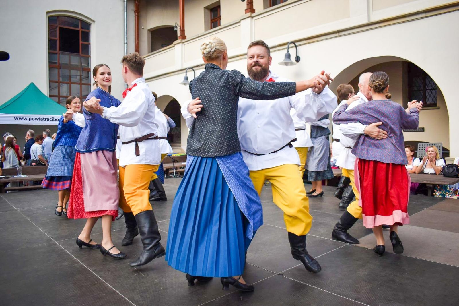 Zdjęcie w galerii na portalu naszraciborz.pl: Nasz kochany Śląsk. Biesiada na Zamku Piastowskim przyciągnęła tłumy wiadomości z regionu