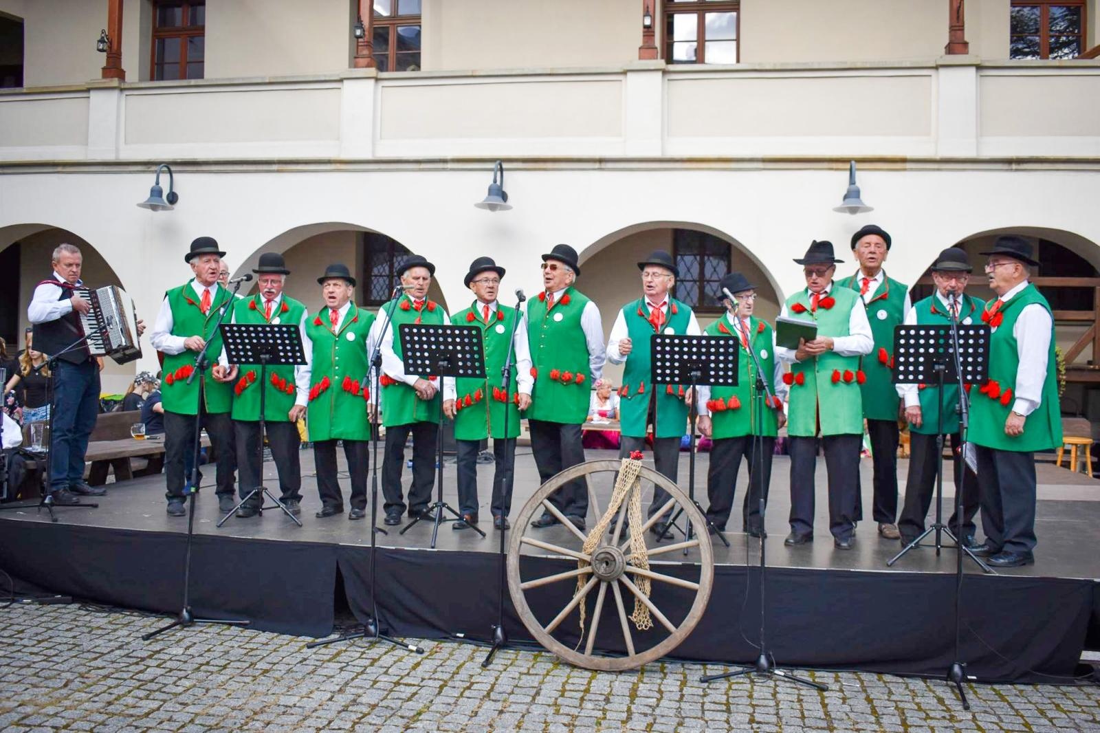 Zdjęcie w galerii na portalu naszraciborz.pl: Nasz kochany Śląsk. Biesiada na Zamku Piastowskim przyciągnęła tłumy wiadomości z regionu