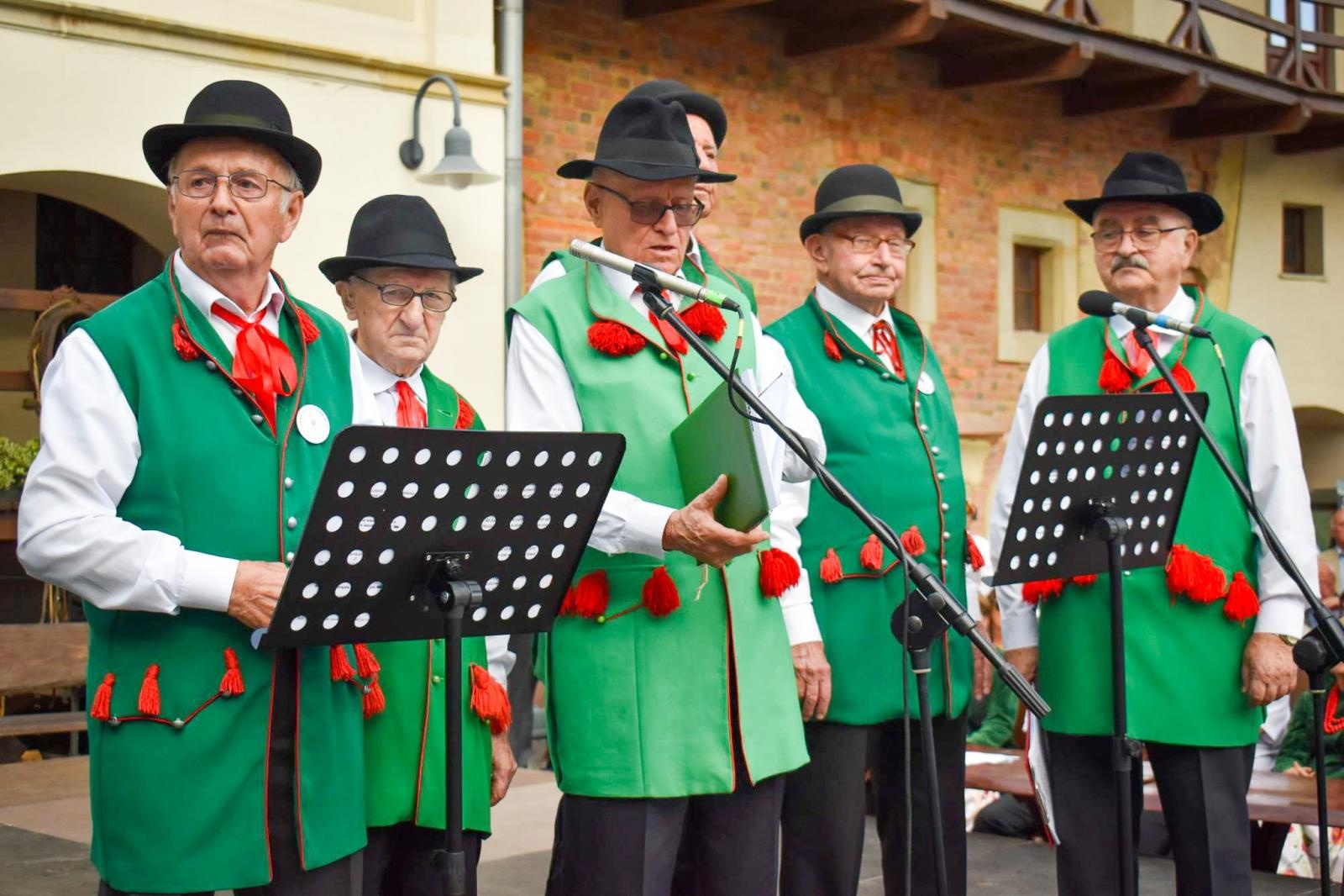 Zdjęcie w galerii na portalu naszraciborz.pl: Nasz kochany Śląsk. Biesiada na Zamku Piastowskim przyciągnęła tłumy wiadomości z regionu