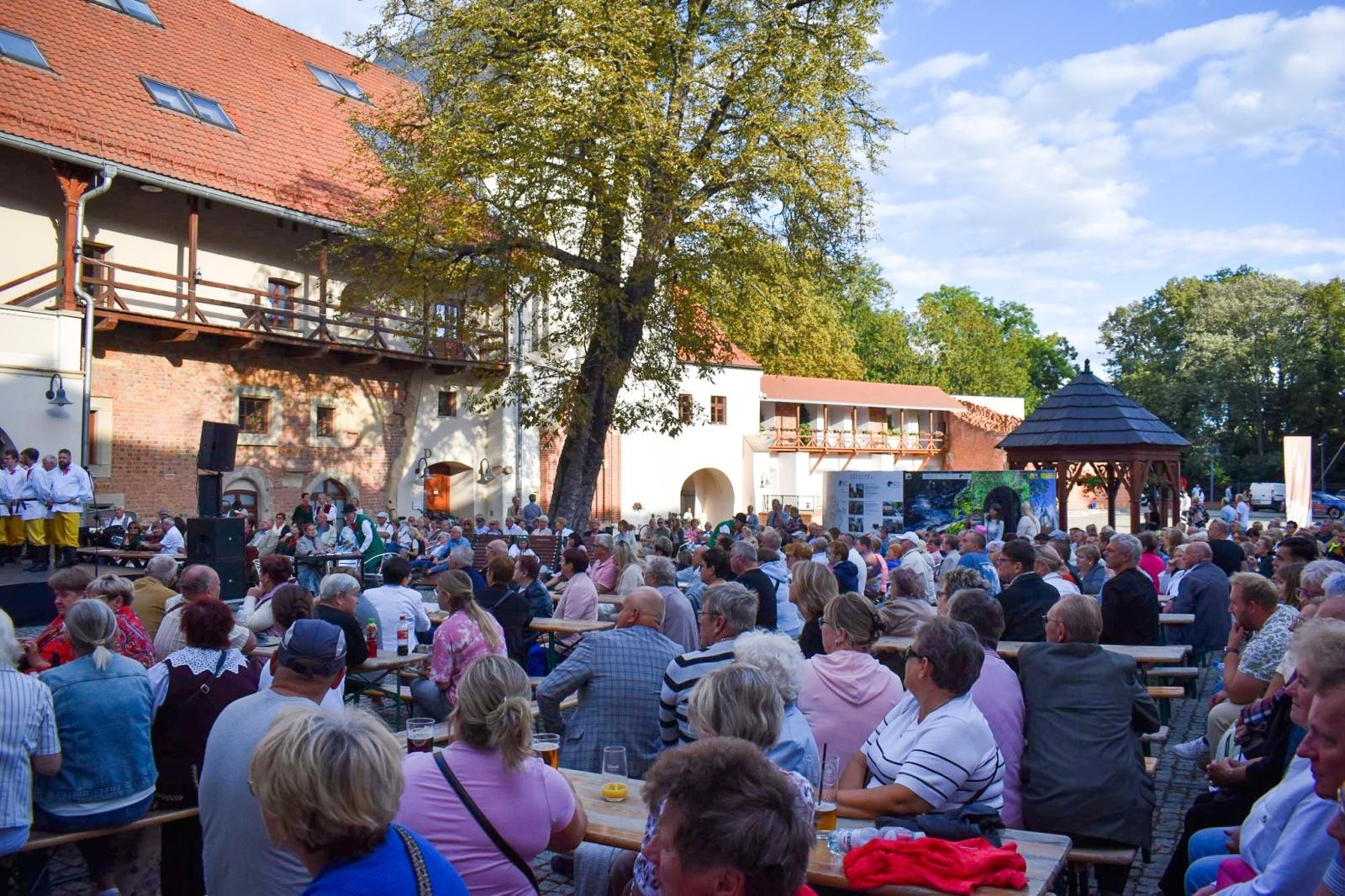 Zdjęcie w galerii na portalu naszraciborz.pl: Nasz kochany Śląsk. Biesiada na Zamku Piastowskim przyciągnęła tłumy wiadomości z regionu